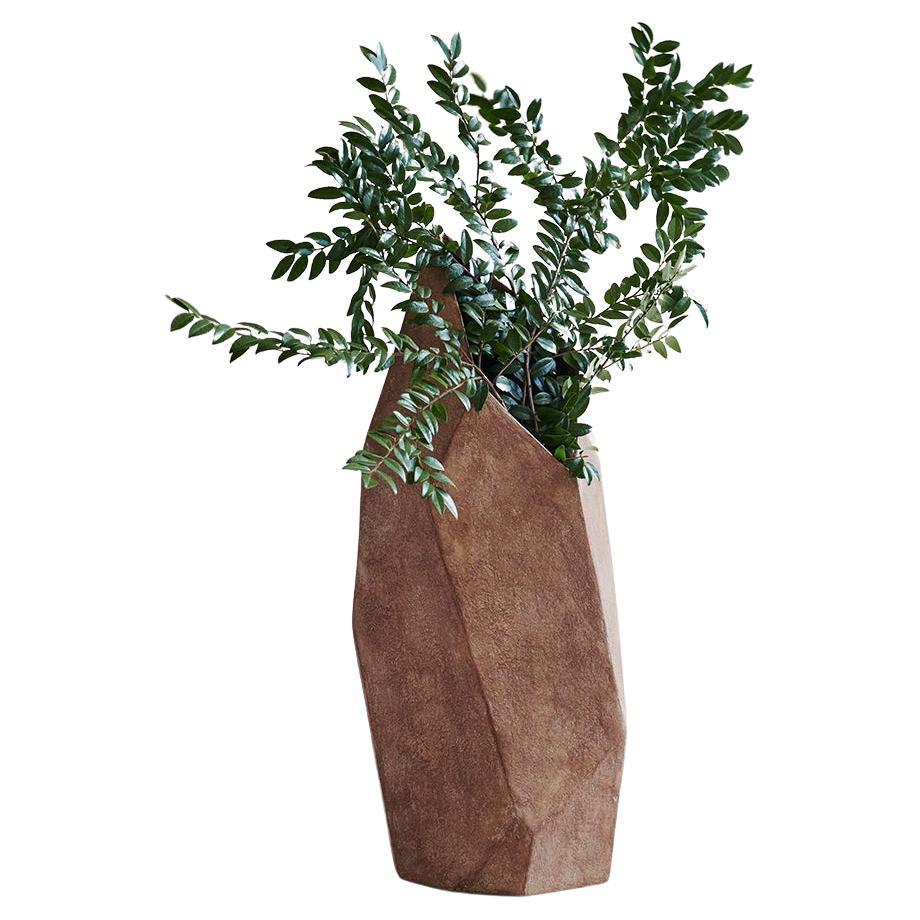 Vase géométrique en composite de papier brun moyen du Studio Laurence en vente