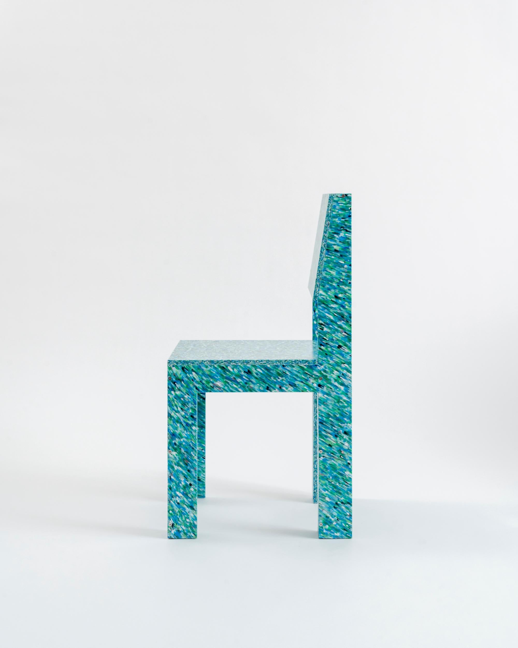 Postmoderne Chaise en plastique recyclé 'RCP2' bleue et blanche de Jane Atfield en vente