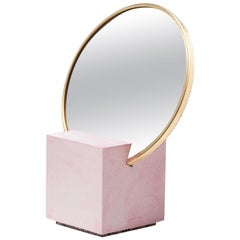 Miroir de coiffeuse en caoutchouc et laiton recyclé avec base cubique rose par Slash Objects