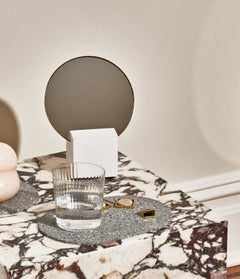 Miroir de coiffeuse en laiton avec base cubique blanche par Slash Objects