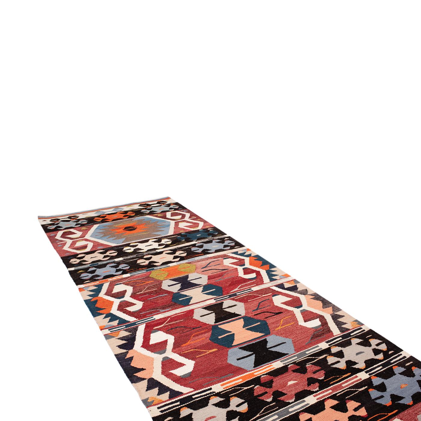 FARBE: Original
MATERIAL: 100% recycelte Wolle
QUALITÄT: Flachgewebe
URSPRUNG: Handgewebter Teppich, hergestellt in Istanbul, Türkei
  
ANGEZEIGTE GRÖSSE: 110cm x 352cm

Dieser Kelim wurde von Weberinnen in der Türkei nach traditionellen Methoden