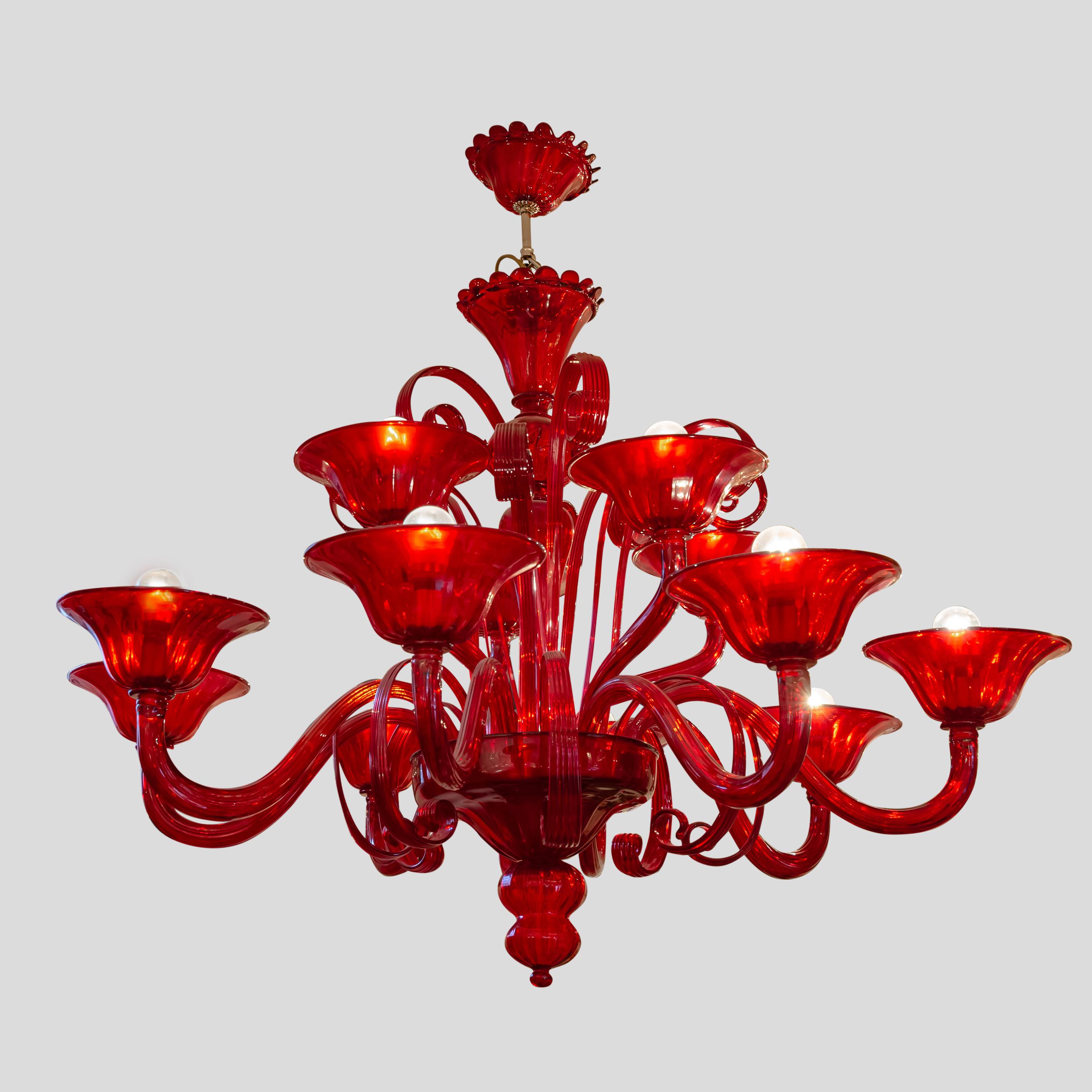 Mid-Century Modern Lustre vénitien classique rouge à 12 éclairages conçu et fabriqué par Cenedese, Italie en vente