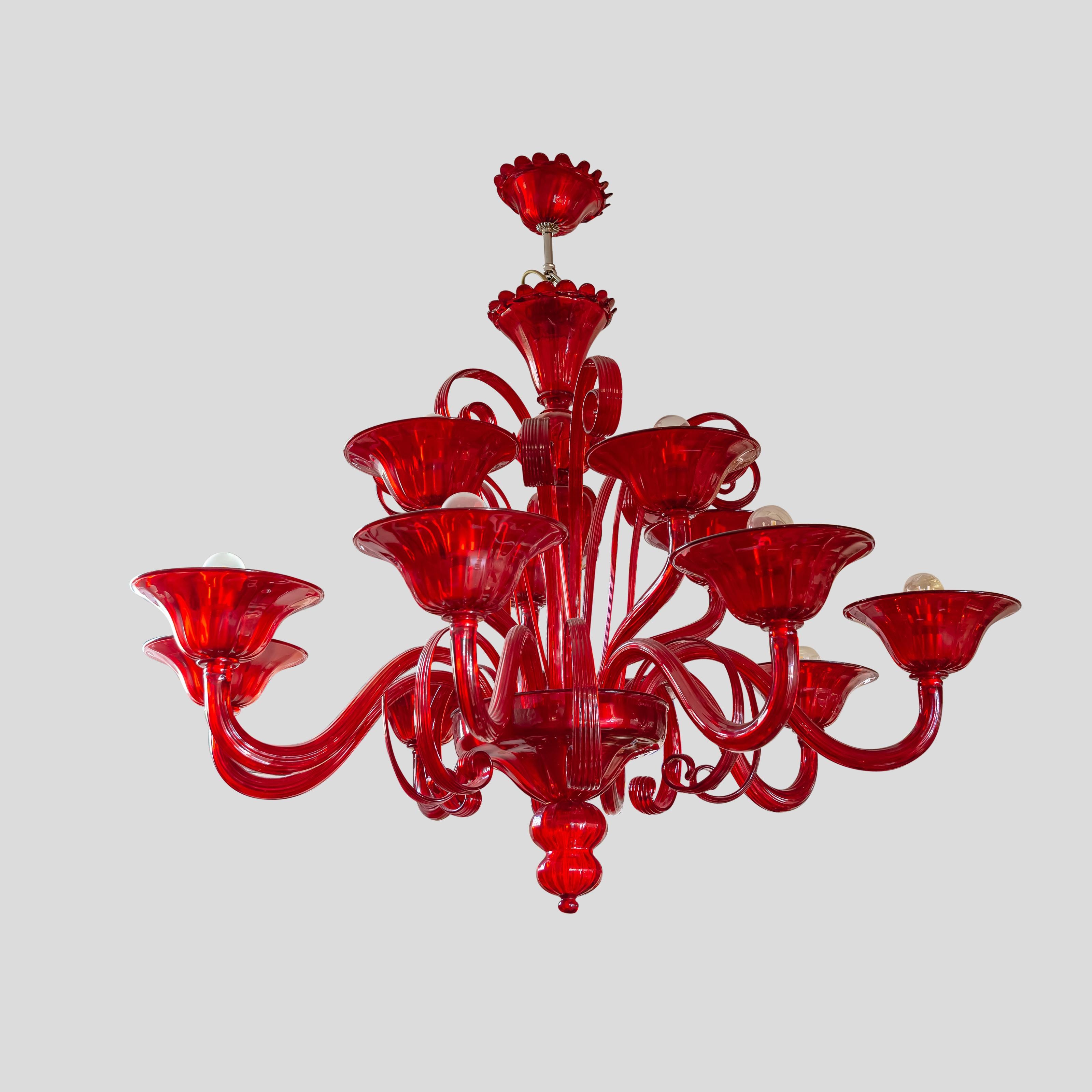 italien Lustre vénitien classique rouge à 12 éclairages conçu et fabriqué par Cenedese, Italie en vente