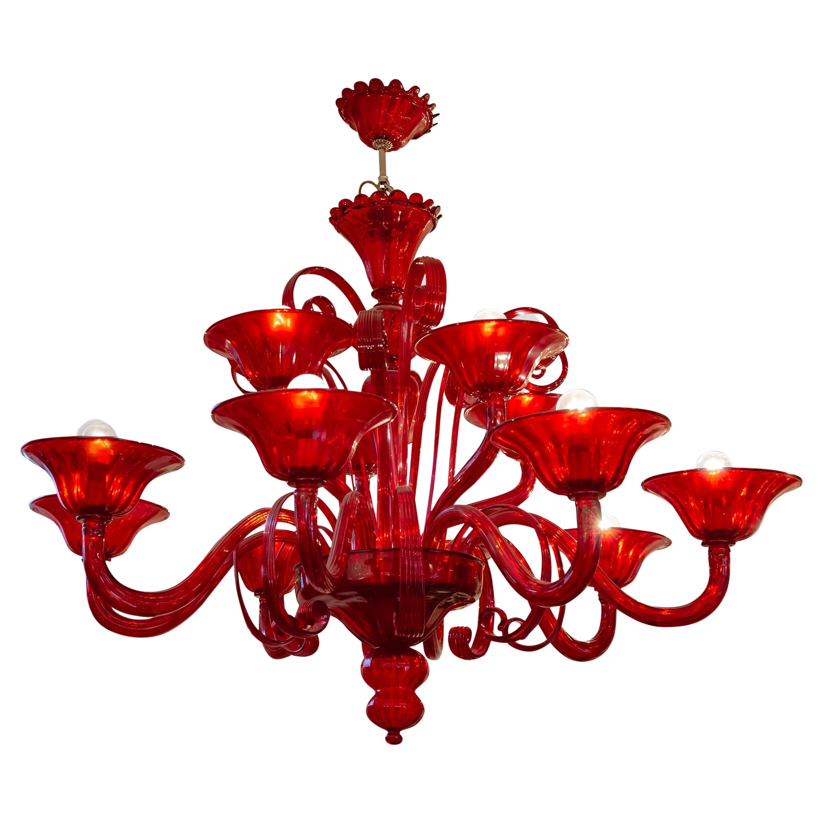 Lustre vénitien classique rouge à 12 éclairages conçu et fabriqué par Cenedese, Italie en vente
