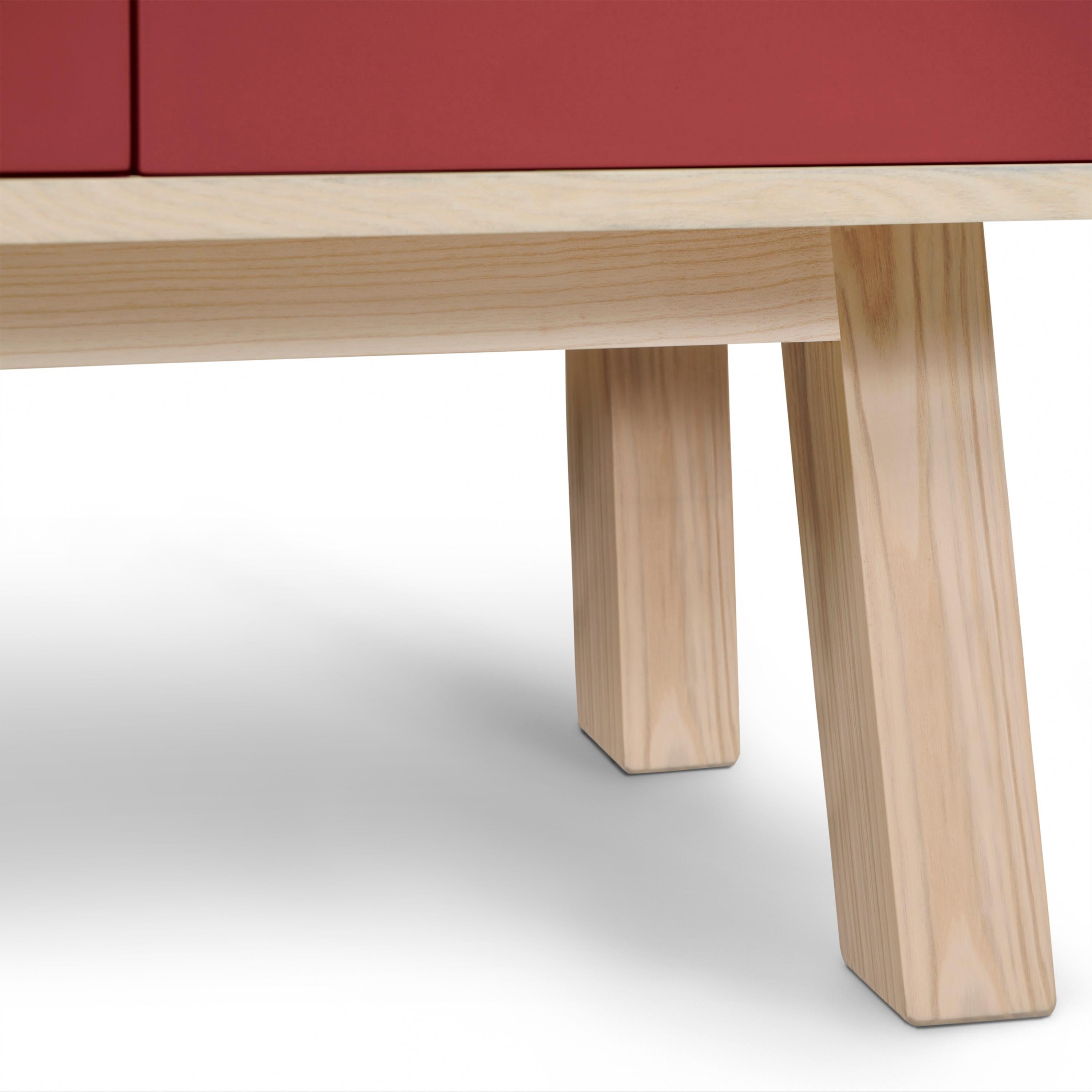 Aparador francés de madera de 2 puertas y 3 cajones rojo diseñado por Eric Gizard - París en venta 3