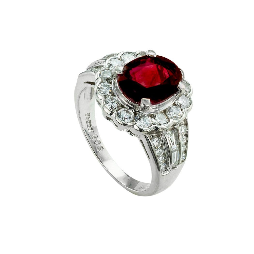 Contemporain Bague en platine avec rubis rouge de 2,04 carats et diamants en vente