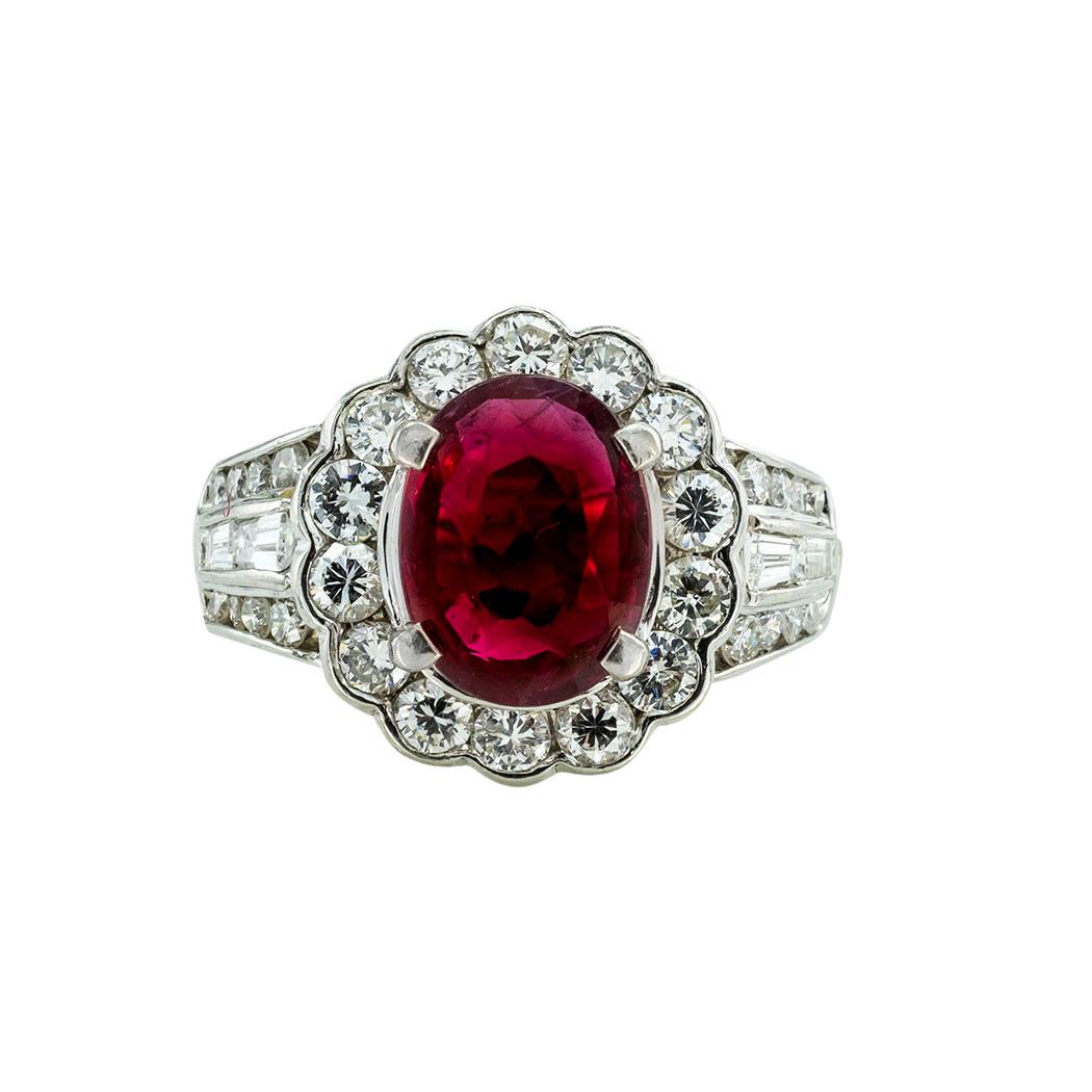 Taille ovale Bague en platine avec rubis rouge de 2,04 carats et diamants en vente