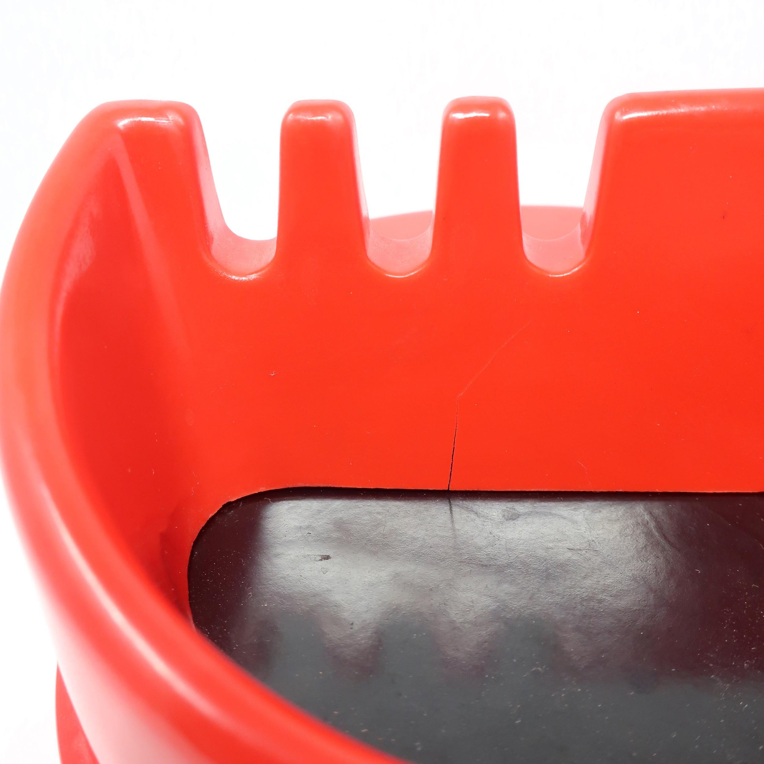 Red 4630 Roto Ashtray by Joe Colombo for Kartell In Good Condition For Sale In Brooklyn, NY