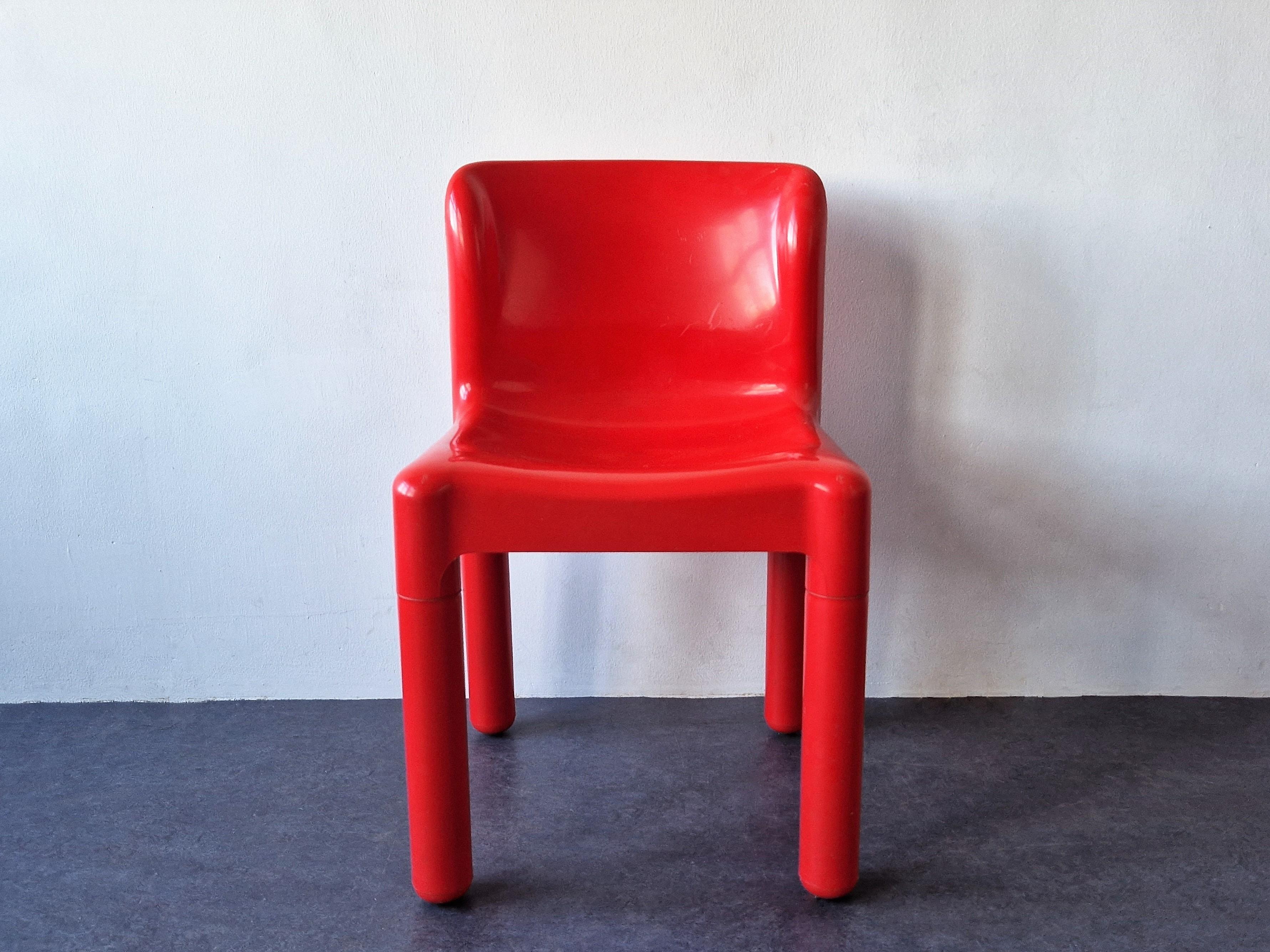 Cette chaise, modèle 4875, a été conçue par Carlo Bartoli pour Kartell au début des années 1970. Il est doté d'un dossier unique avec quatre pieds vissables, ce qui en fait le premier siège en polypropylène moulé par injection au monde. Cette chaise