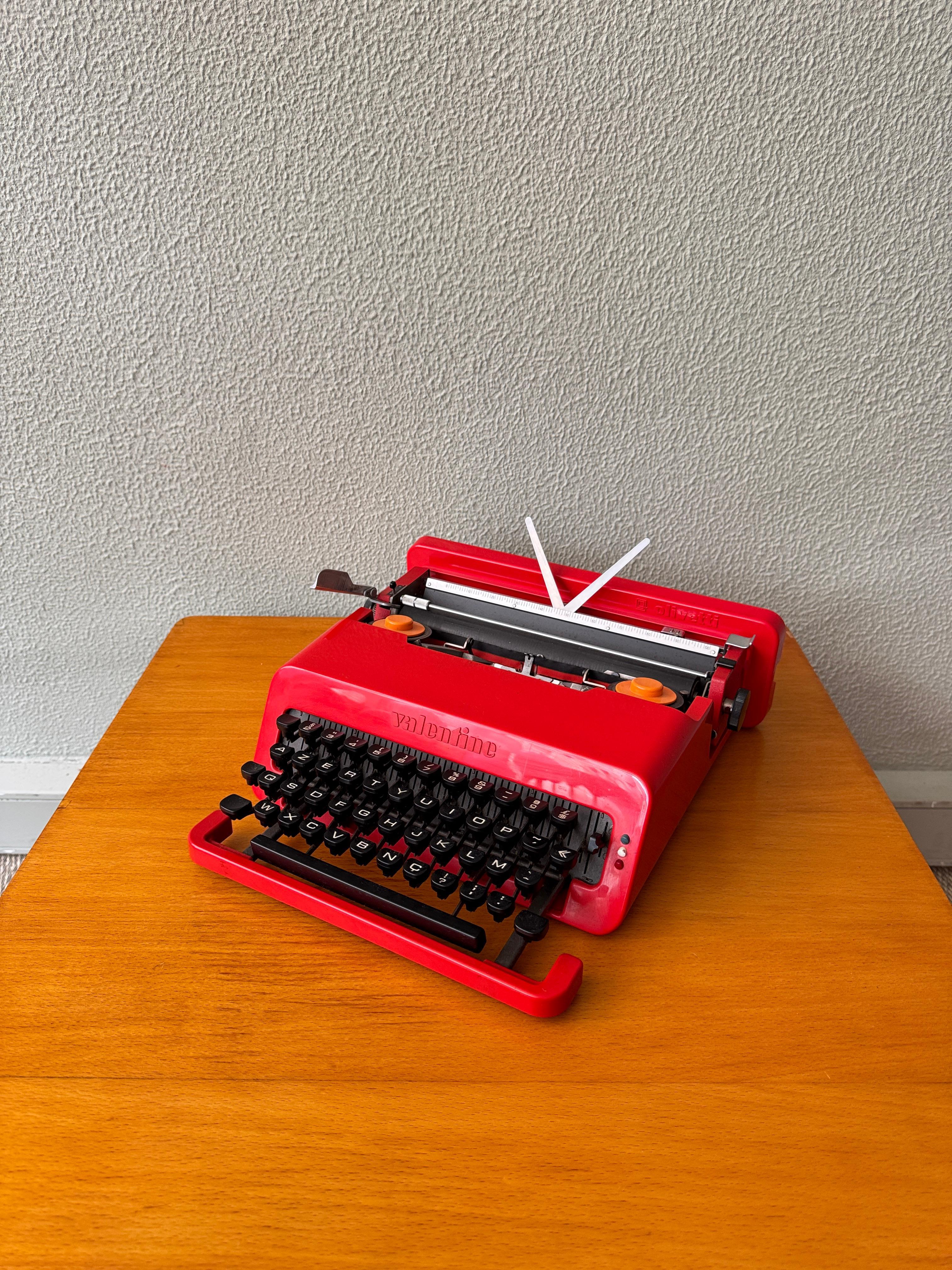 Die Olivetti Valentine Schreibmaschine, entworfen von Ettore Sottsass und Perry King und 1969 auf den Markt gebracht, ist eines der kultigsten Industriedesignstücke des 20. Jahrhunderts. Er ist kühn, tragbar und unverschämt verspielt und wurde als