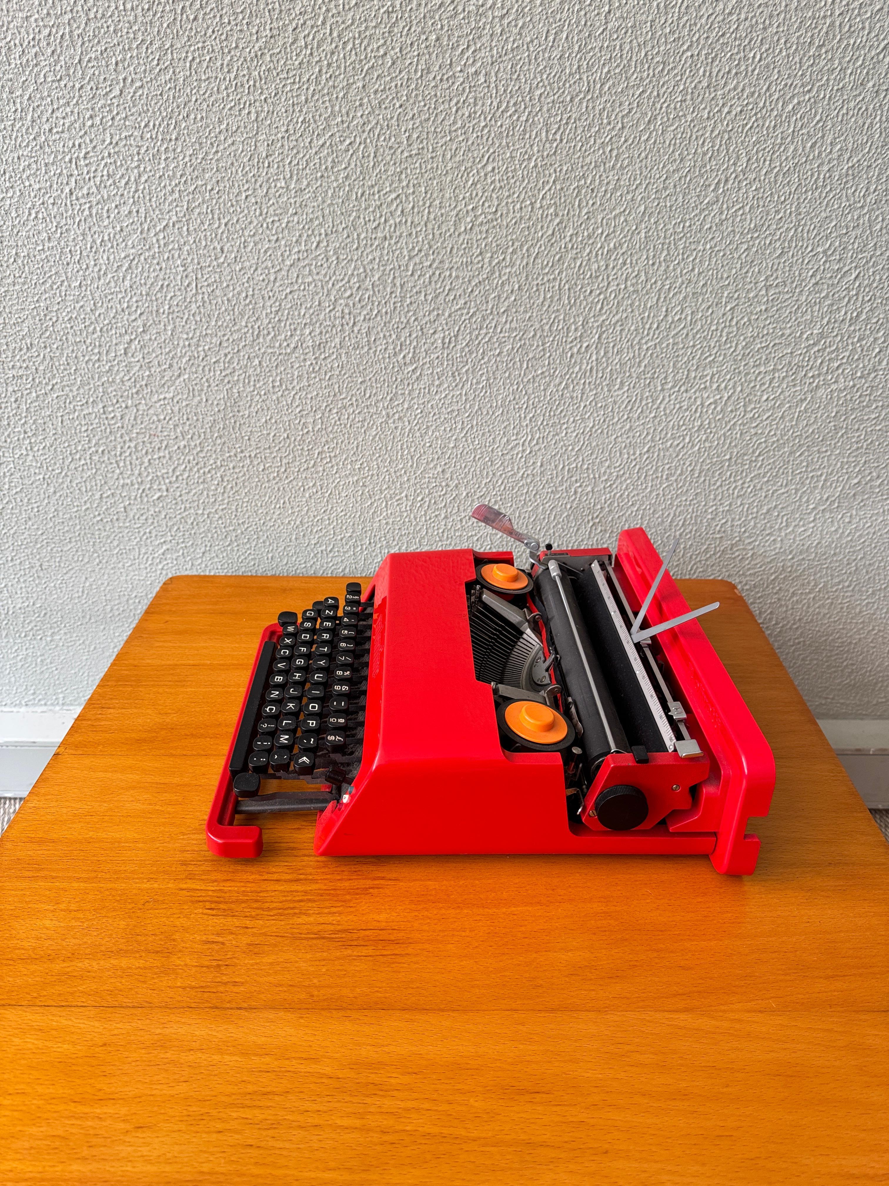 Rote ABS-Kunststoff-Valentine-Schreibmaschine Ettore Sottsass - Olivetti Synthesis, Italien (Moderne der Mitte des Jahrhunderts) im Angebot