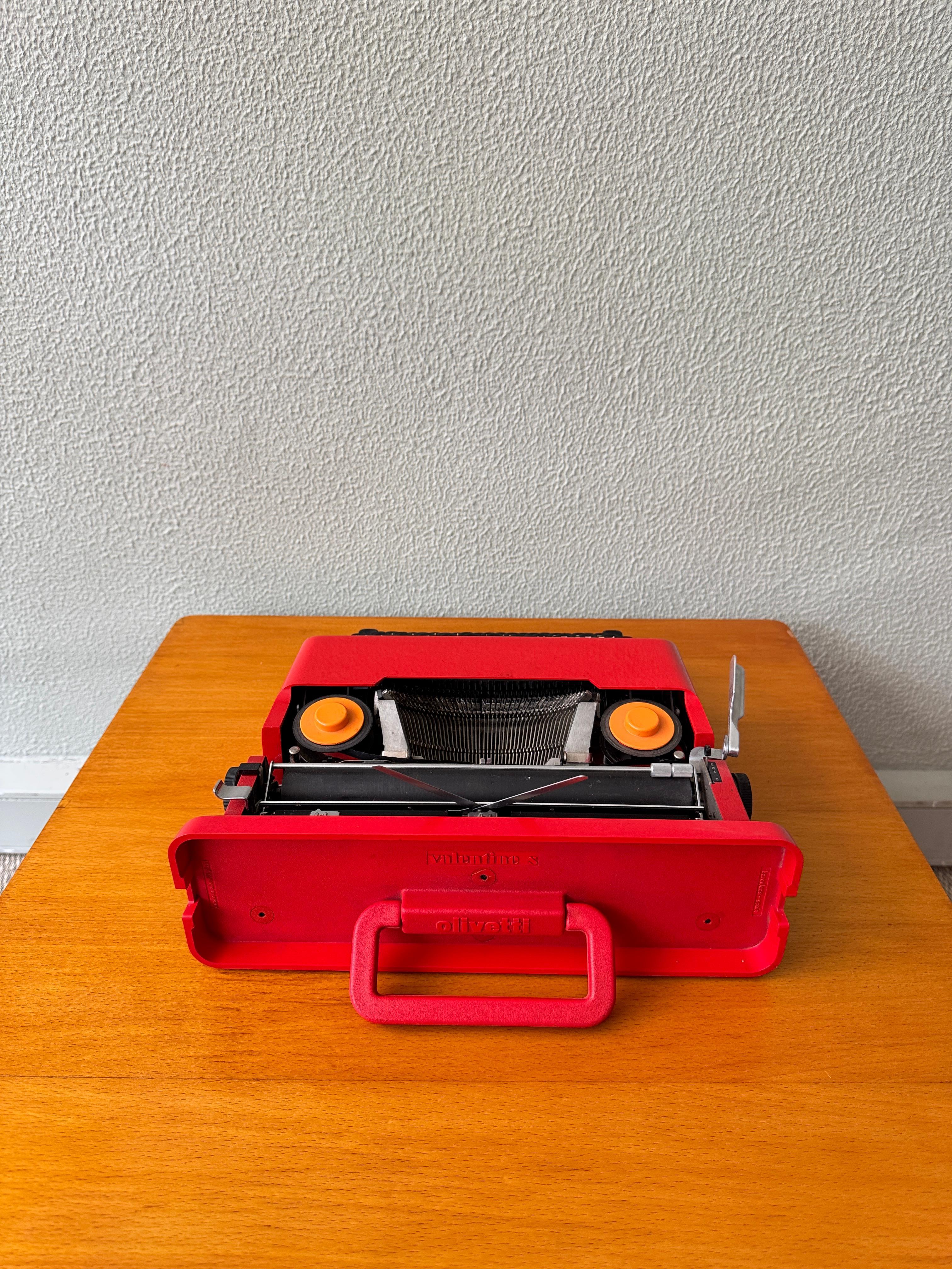Rote ABS-Kunststoff-Valentine-Schreibmaschine Ettore Sottsass - Olivetti Synthesis, Italien (Spanisch) im Angebot