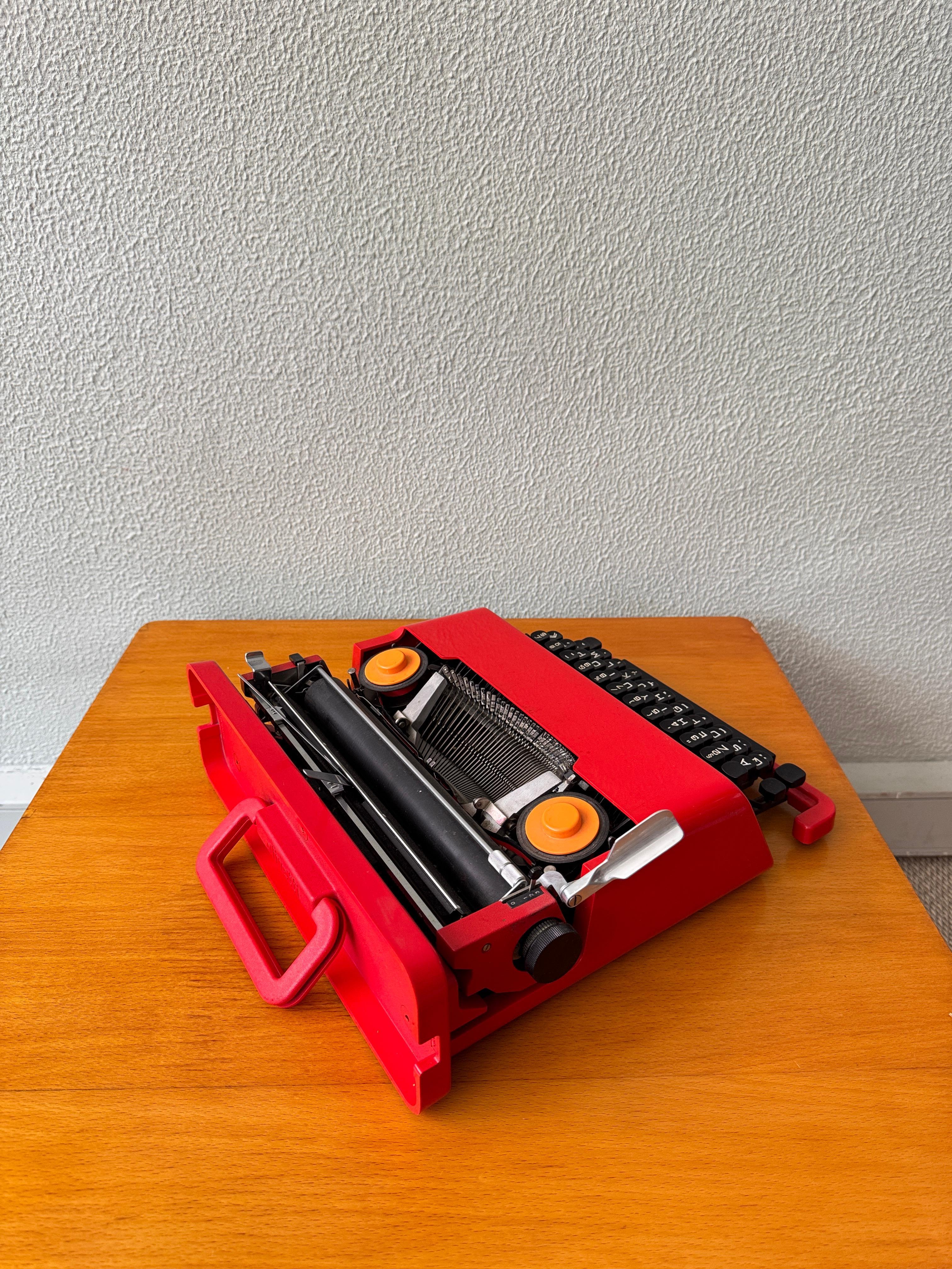 Rote ABS-Kunststoff-Valentine-Schreibmaschine Ettore Sottsass - Olivetti Synthesis, Italien im Zustand „Gut“ im Angebot in Lisboa, PT
