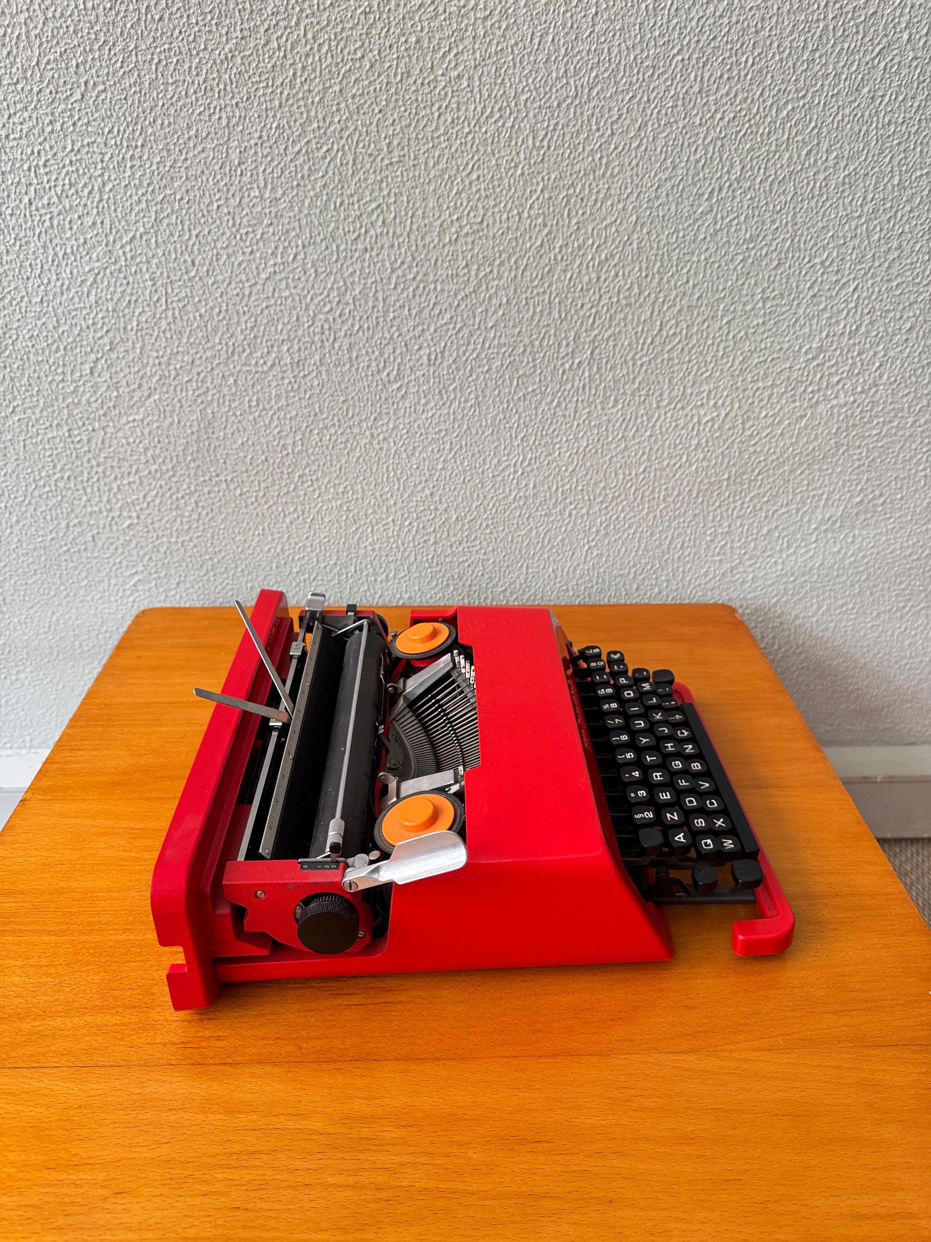 Rote ABS-Kunststoff-Valentine-Schreibmaschine Ettore Sottsass - Olivetti Synthesis, Italien (Ende des 20. Jahrhunderts) im Angebot