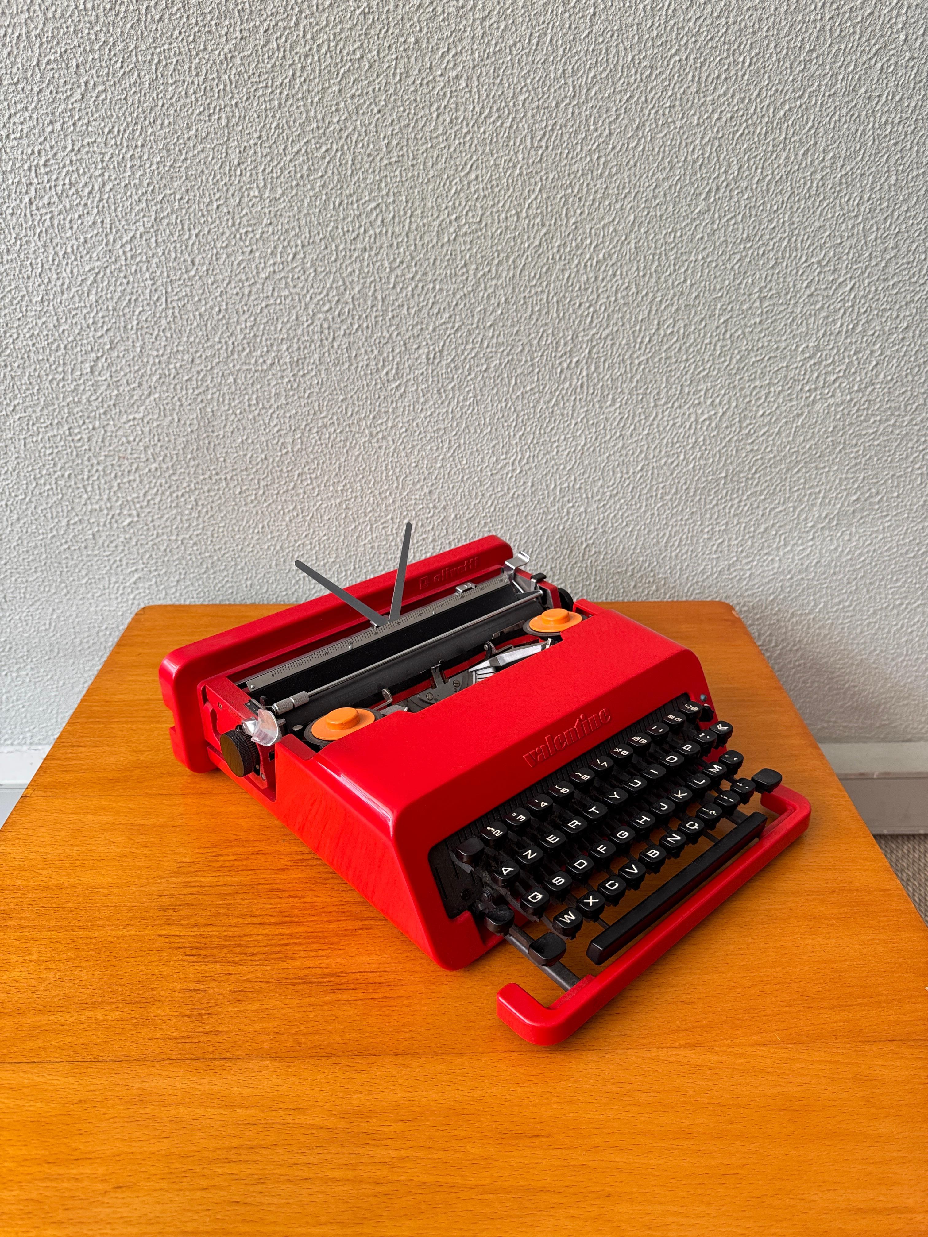Rote ABS-Kunststoff-Valentine-Schreibmaschine Ettore Sottsass - Olivetti Synthesis, Italien im Angebot 1