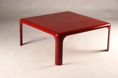 Table basse en acrylique rouge par Vico Magistretti et fabriquée par Artemide:: 1970