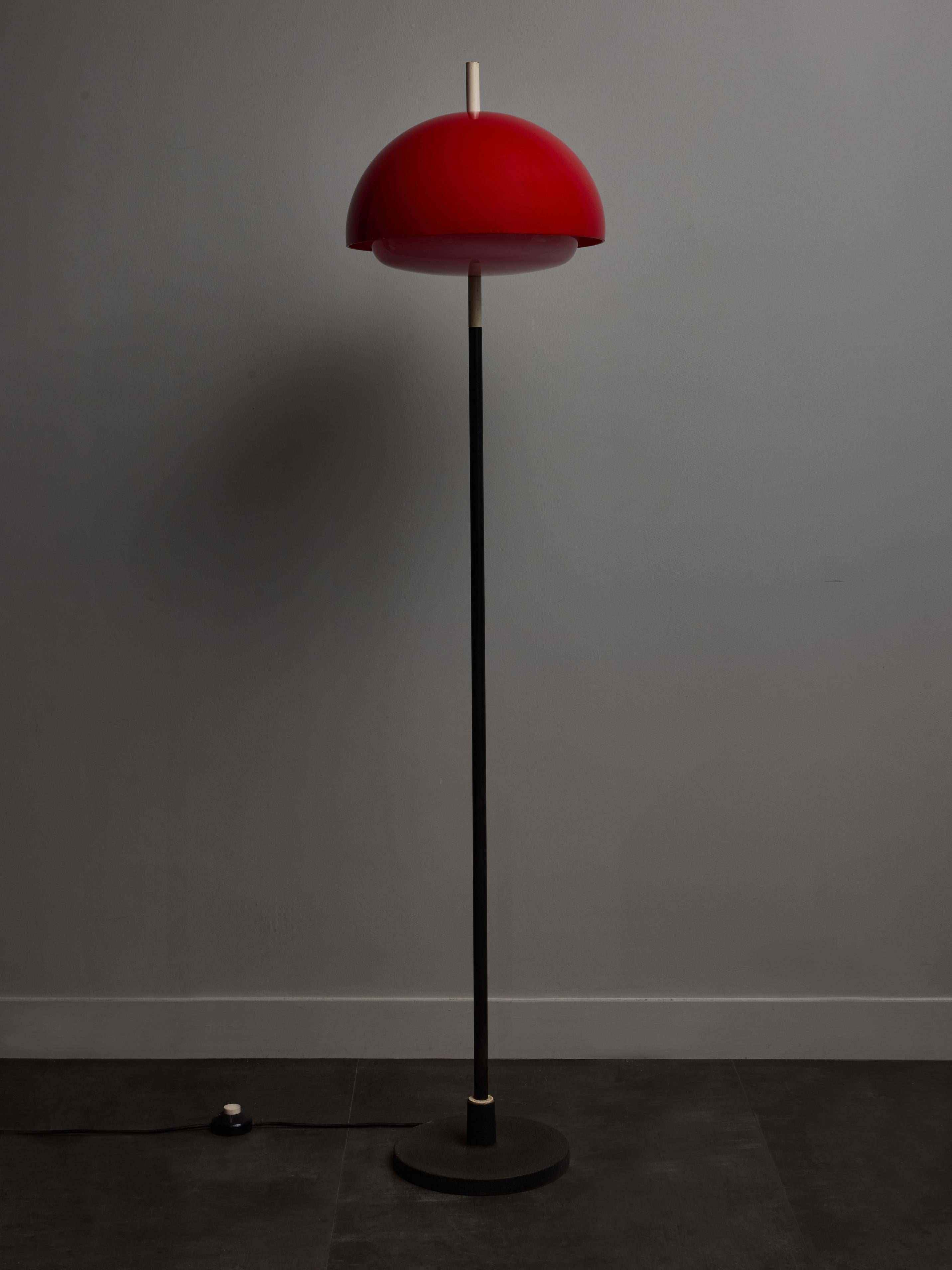 Italian vintage floor lamp in the taste of the reknown famous mid century brands like Stilnovo or Arredoluce, this piece is made of a cast iron base and stem with painted metal accents, and topped with a two parts shade enclosing the light source.