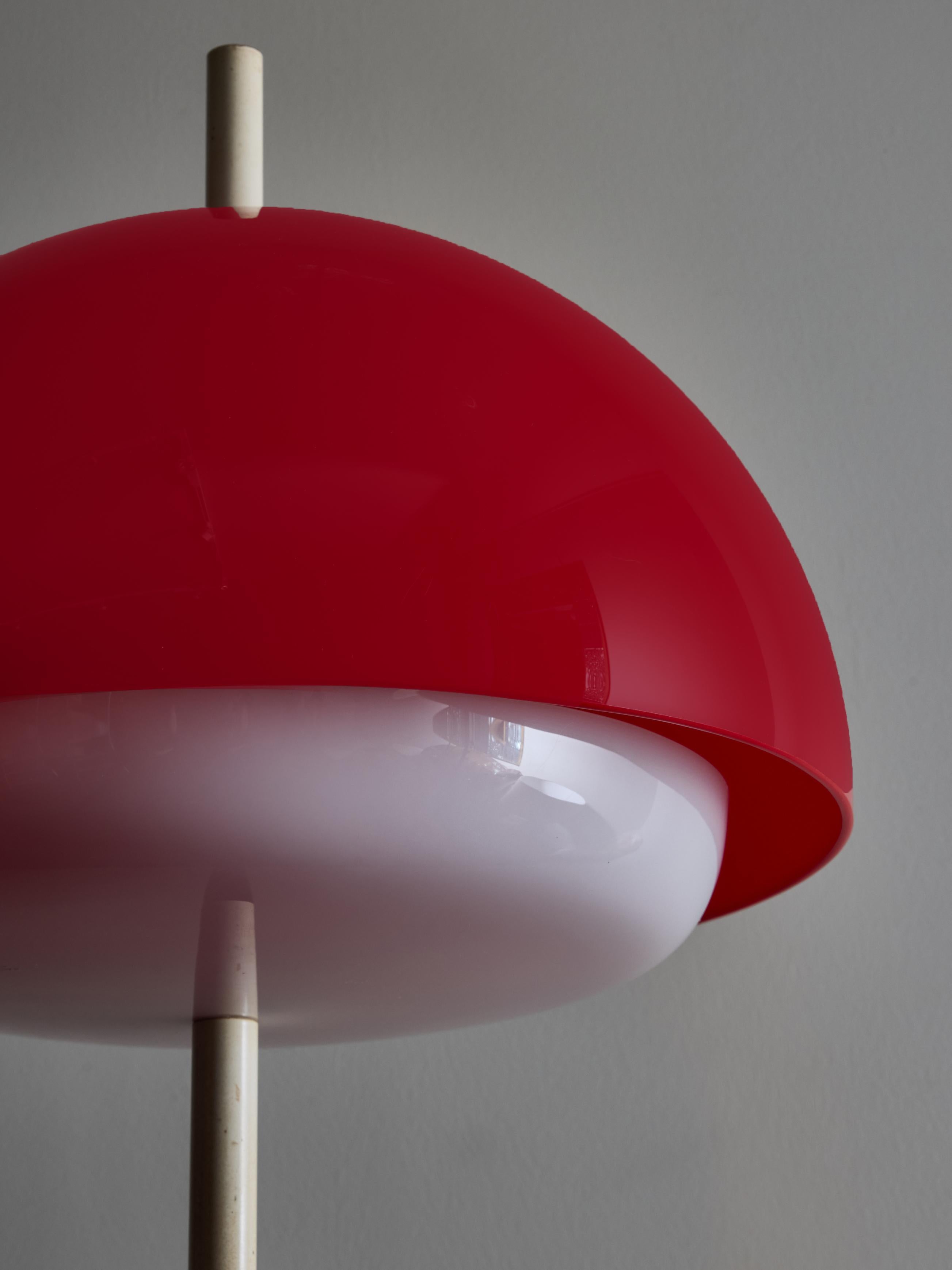 Red Acrylic Shade Vintage 1960s Floor Lamp In Good Condition For Sale In Saint-Ouen, IDF
