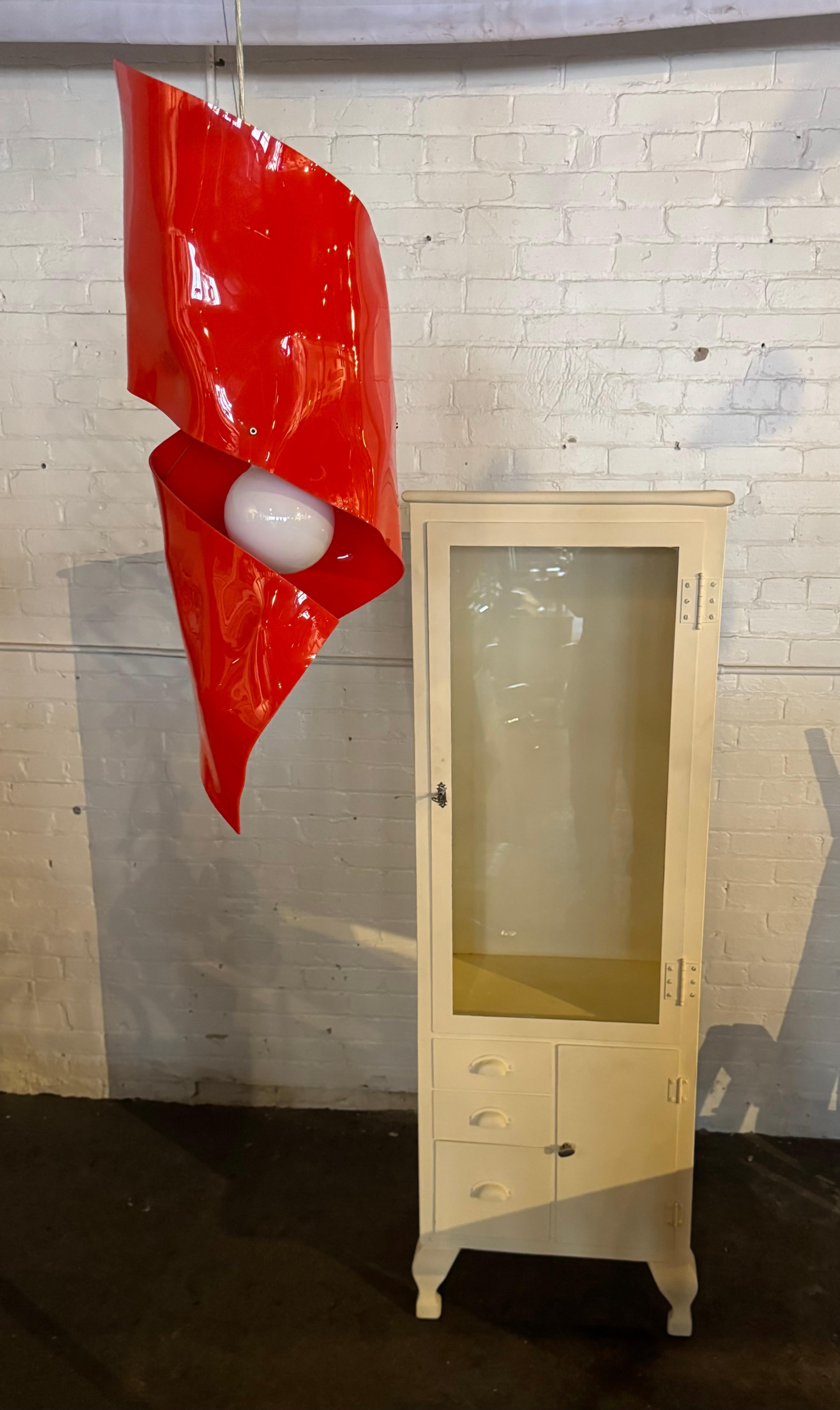 Lampada a sospensione modernista a forma di palo in acrilico rosso di Fire Farm Lighting, disegnata da Adam Jackson Pollock / Architonic,, 2 disponibili, chiedi informazioni, 