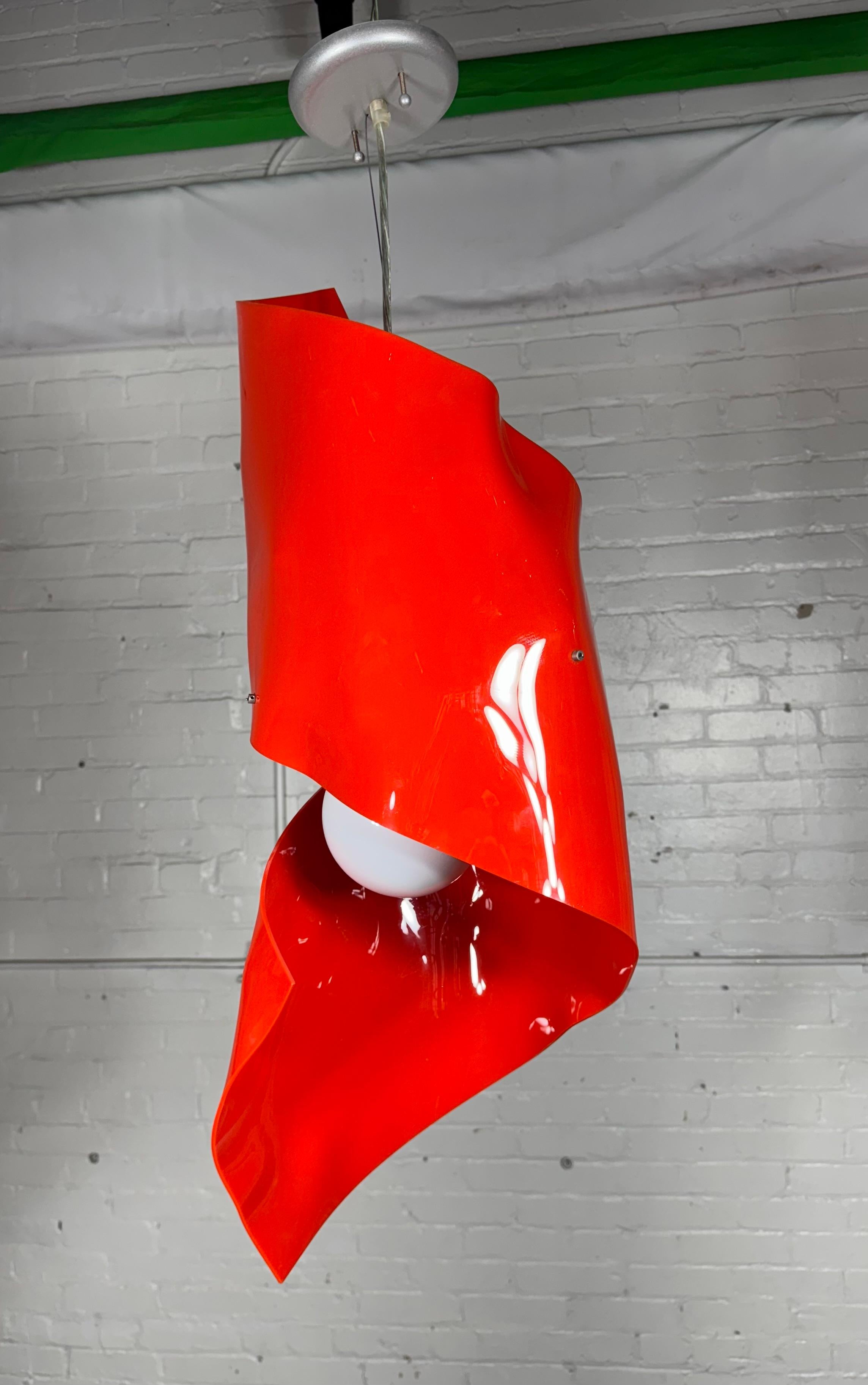Americano Lampada a sospensione in acrilico rosso di Fire Farm Lighting Adam Jackson Pollock in vendita