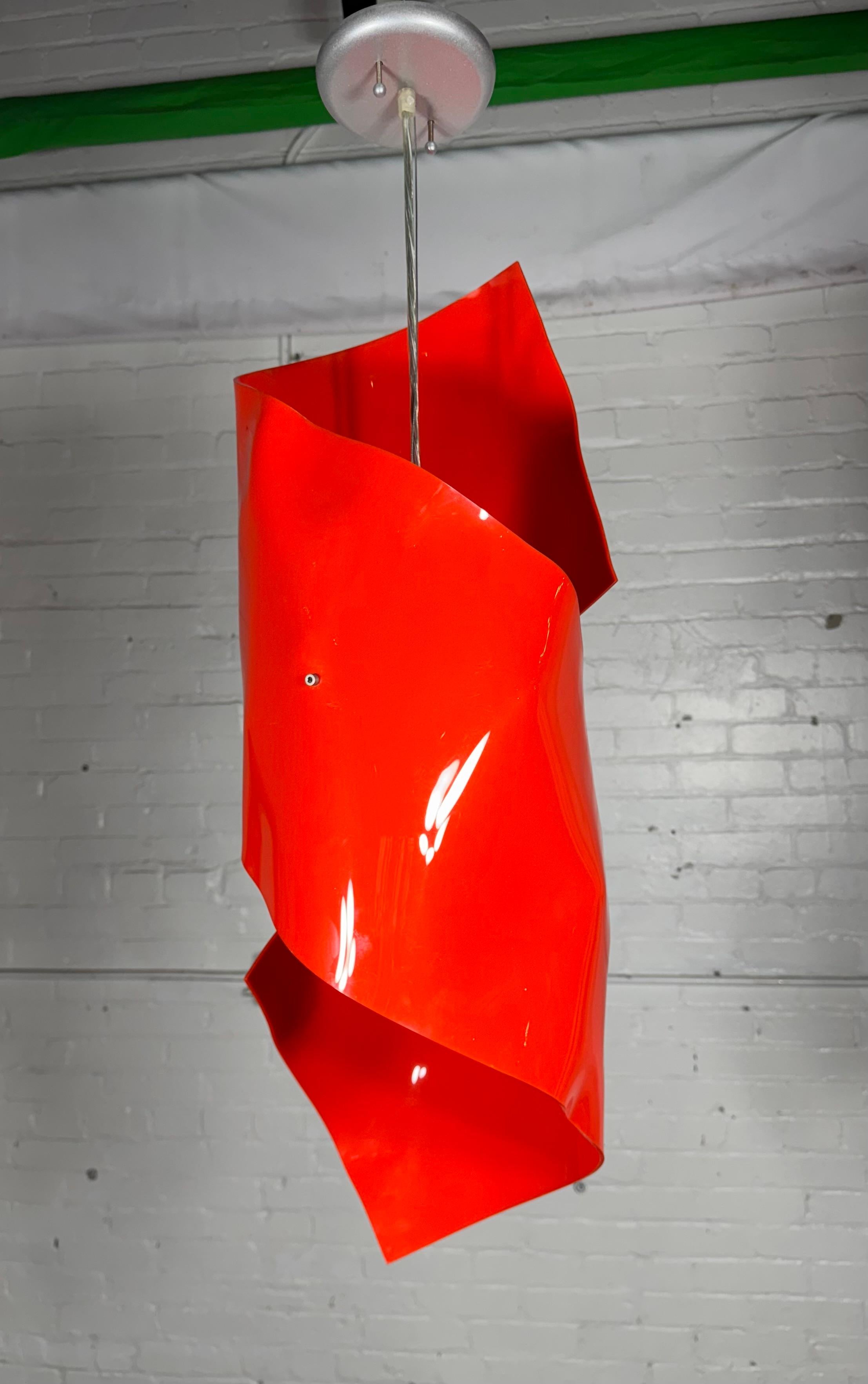 Lampada a sospensione in acrilico rosso di Fire Farm Lighting Adam Jackson Pollock In condizioni ottime in vendita a Buffalo, NY