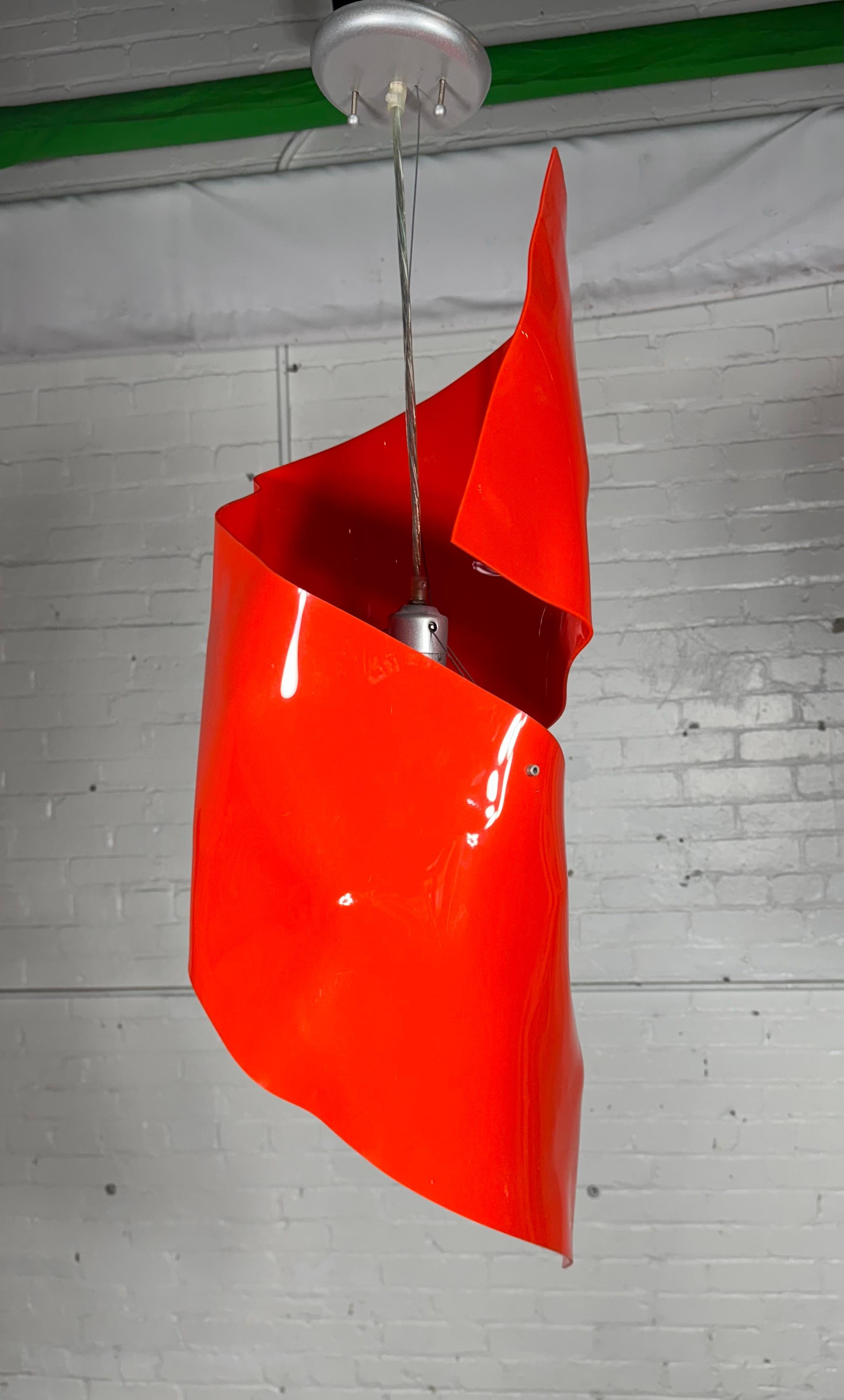 Fine XX secolo Lampada a sospensione in acrilico rosso di Fire Farm Lighting Adam Jackson Pollock in vendita