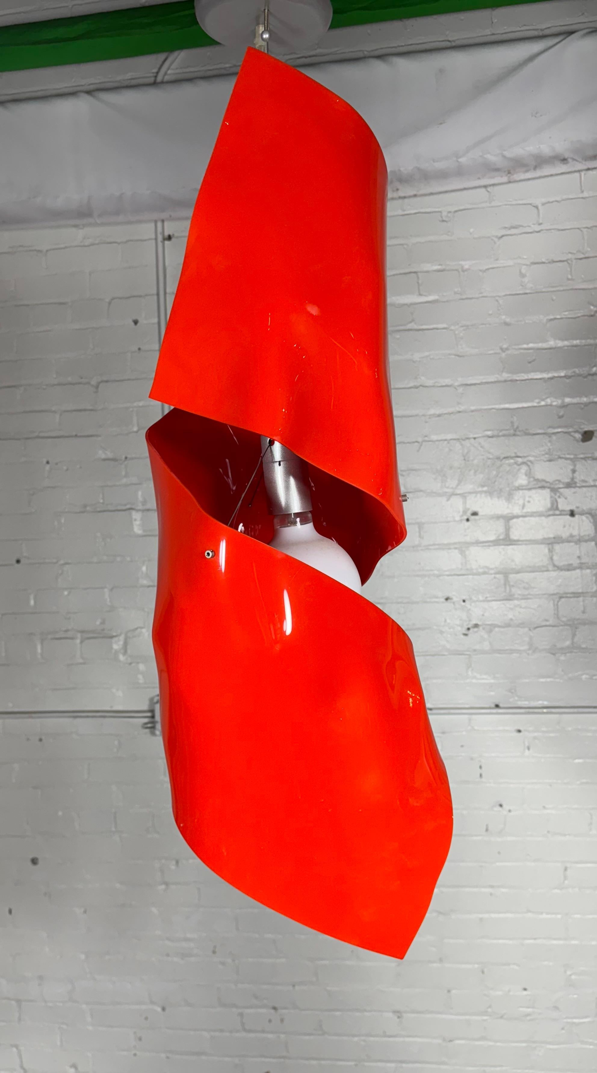 Acrilico Lampada a sospensione in acrilico rosso di Fire Farm Lighting Adam Jackson Pollock in vendita