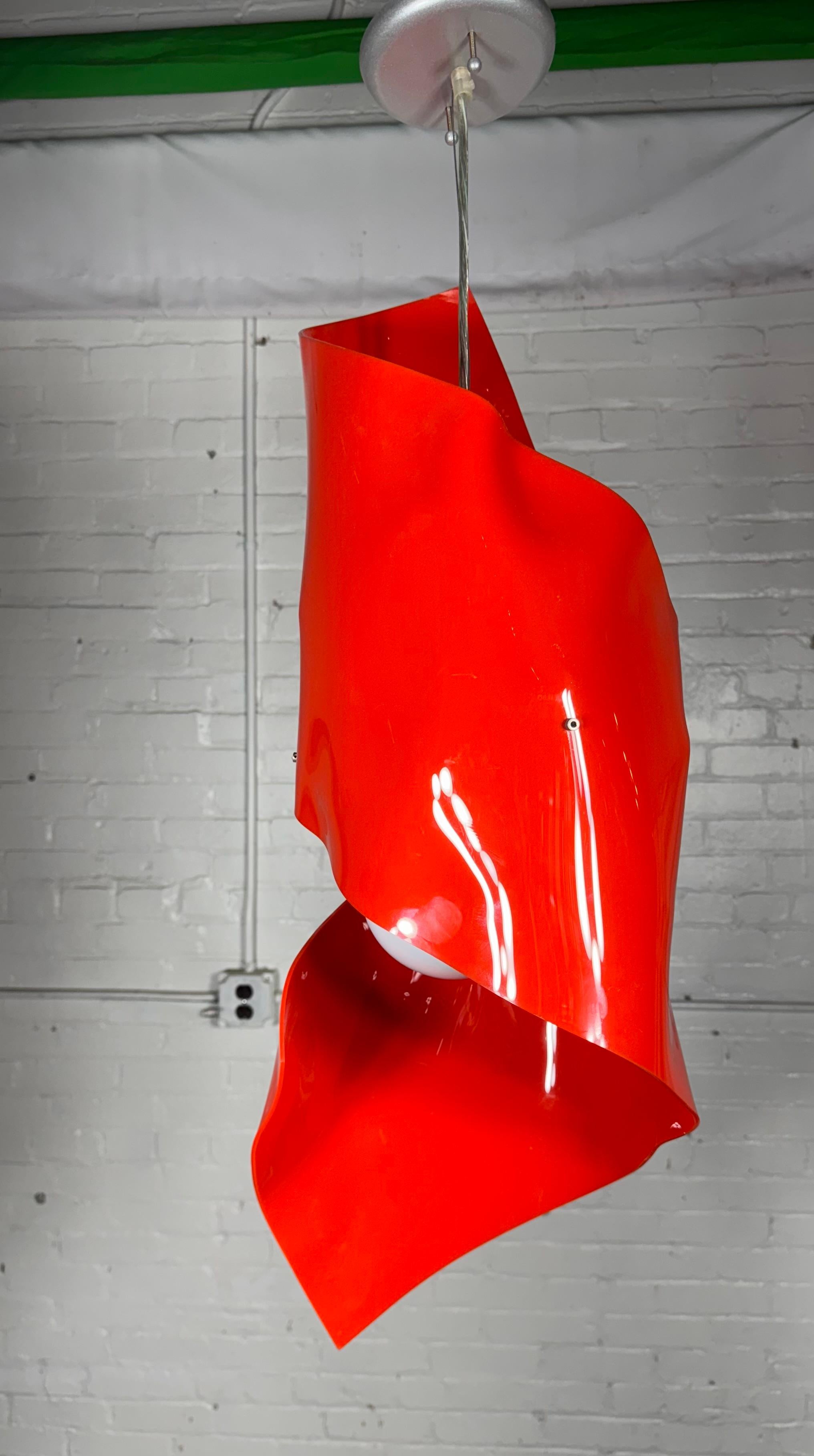 Lampada a sospensione in acrilico rosso di Fire Farm Lighting Adam Jackson Pollock in vendita 1