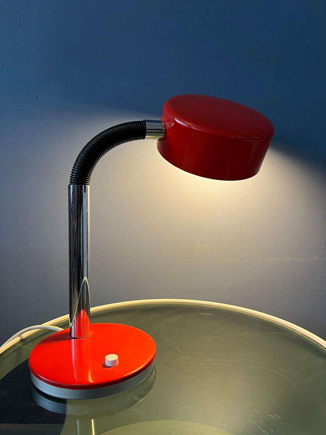 Lampe de table de l'ère spatiale BIGLI, rouge, avec bras flexible. Le bras et l'abat-jour peuvent être positionnés de la manière souhaitée, voir les photos. L'abat-jour lui-même peut être repositionné. La lampe nécessite une ampoule E27/26