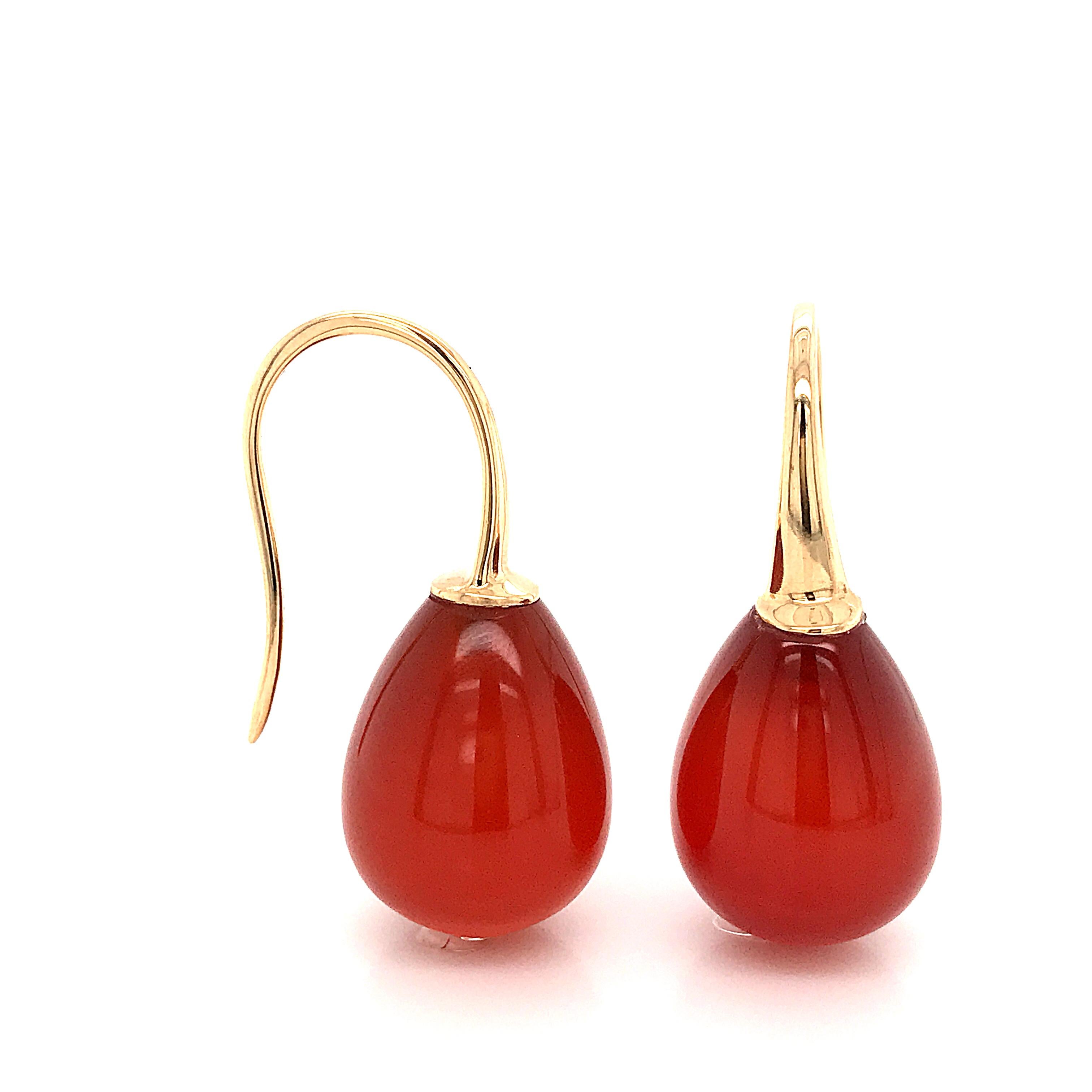 Tropfenohrringe aus roter Agathe und Gelbgold
Rote Wasseragathe 
Gelbgold 18K Gewicht 2 Gramm 