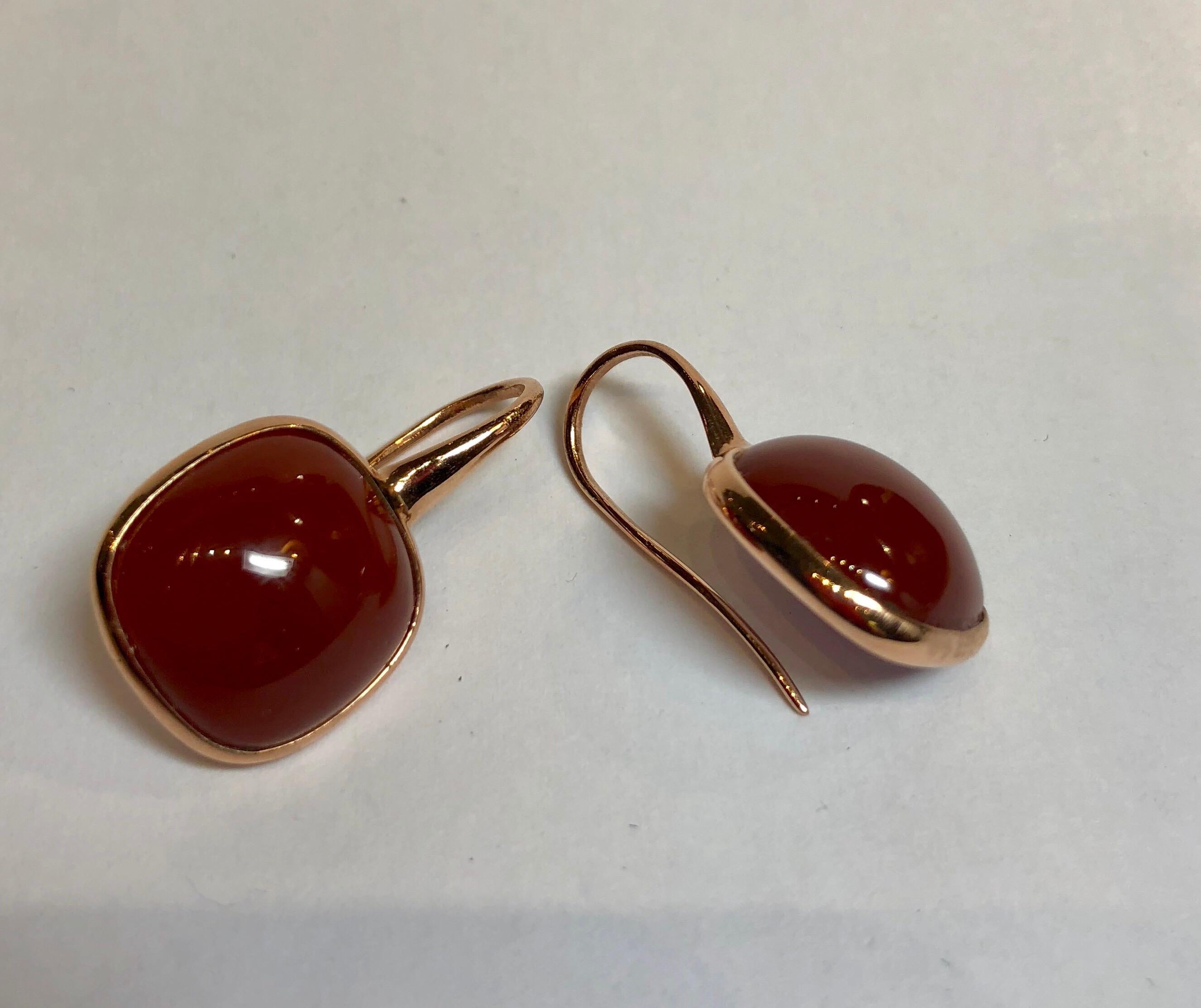 Red agathe earrings on pink gold.
A thin plate of mother of pearl mounted under the red agathe allows ti give an intensity to the color .
the rose gold is very good  with the agathe