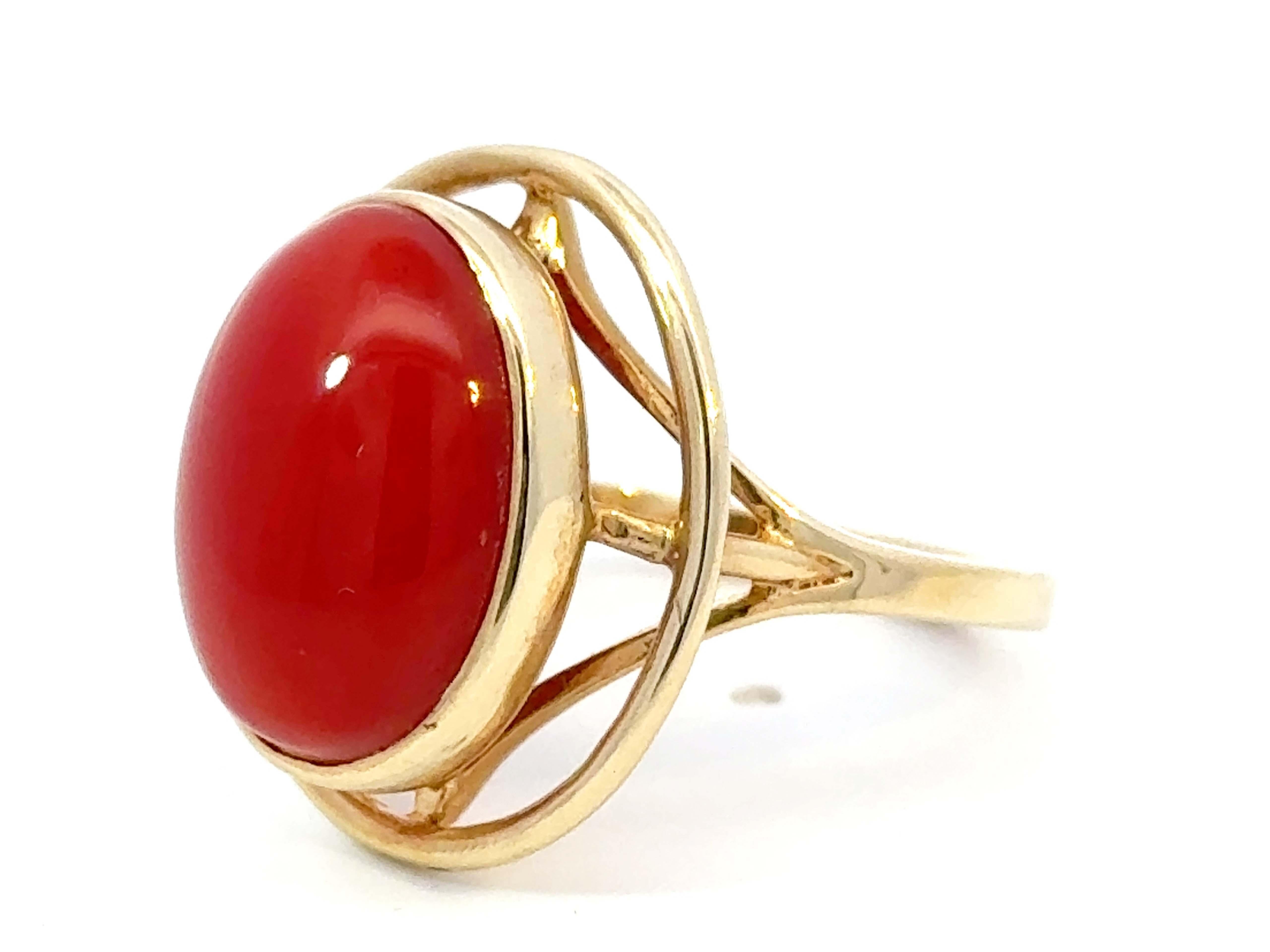 Taille cabochon Aka Bague en or jaune 14 carats avec cabochon de corail rouge en vente