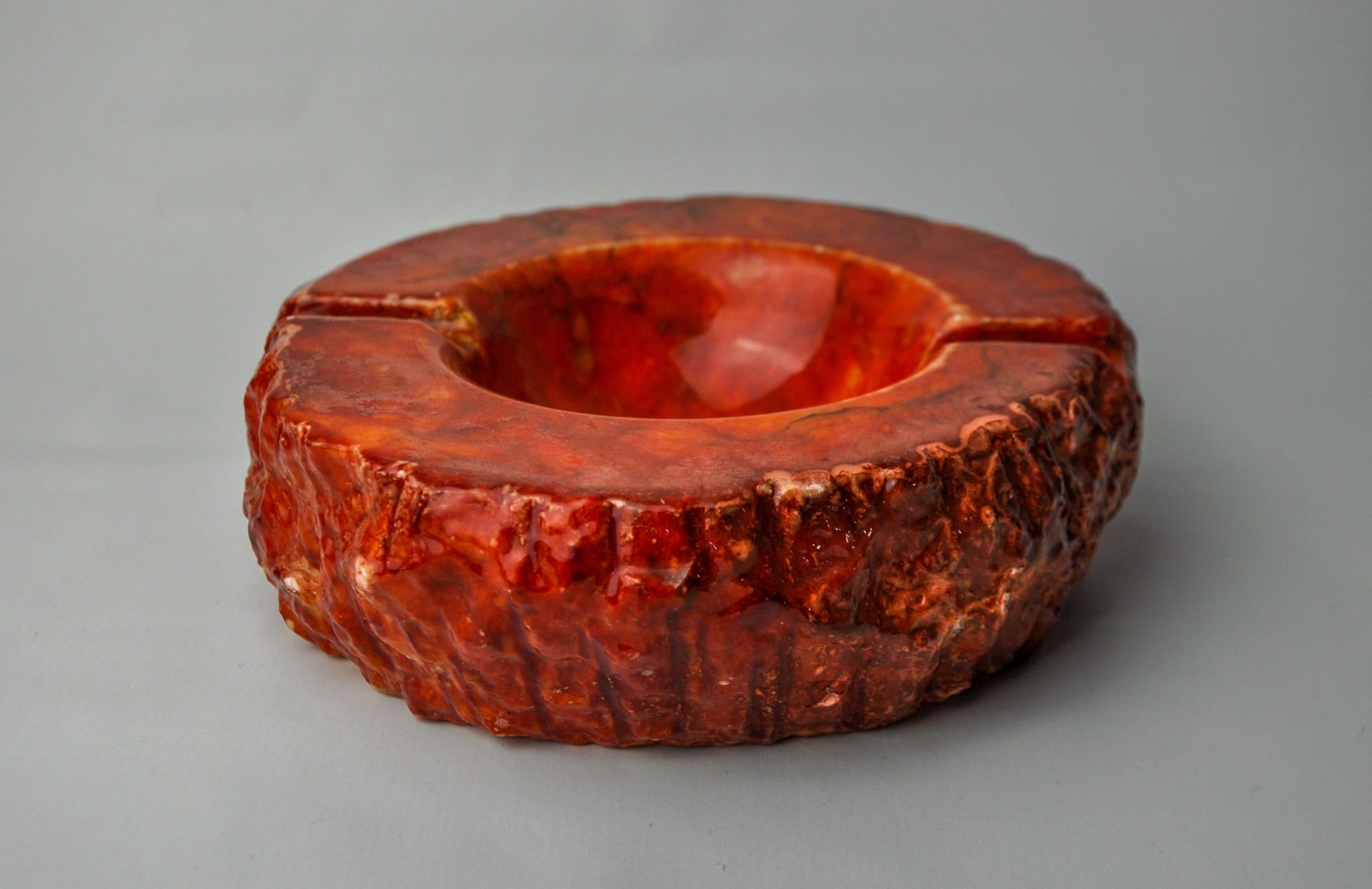 Superbo e raro posacenere in alabastro progettato e prodotto da romano bianchi in Italia negli anni '70. Posacenere in alabastro rosso prodotto a mano e di grandi dimensioni. Un oggetto decorativo che darà un vero tocco di design ai tuoi interni.