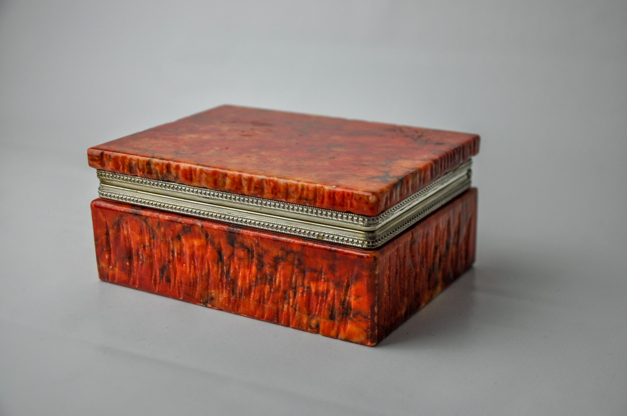 Magnífica caja de alabastro rojo diseñada y fabricada por Romano Bianchi en Italia en la década de 1970. Caja de alabastro hecha a mano con estructura de metal cromado. Objeto decorativo que aportará un auténtico toque de diseño a tu interior. Una