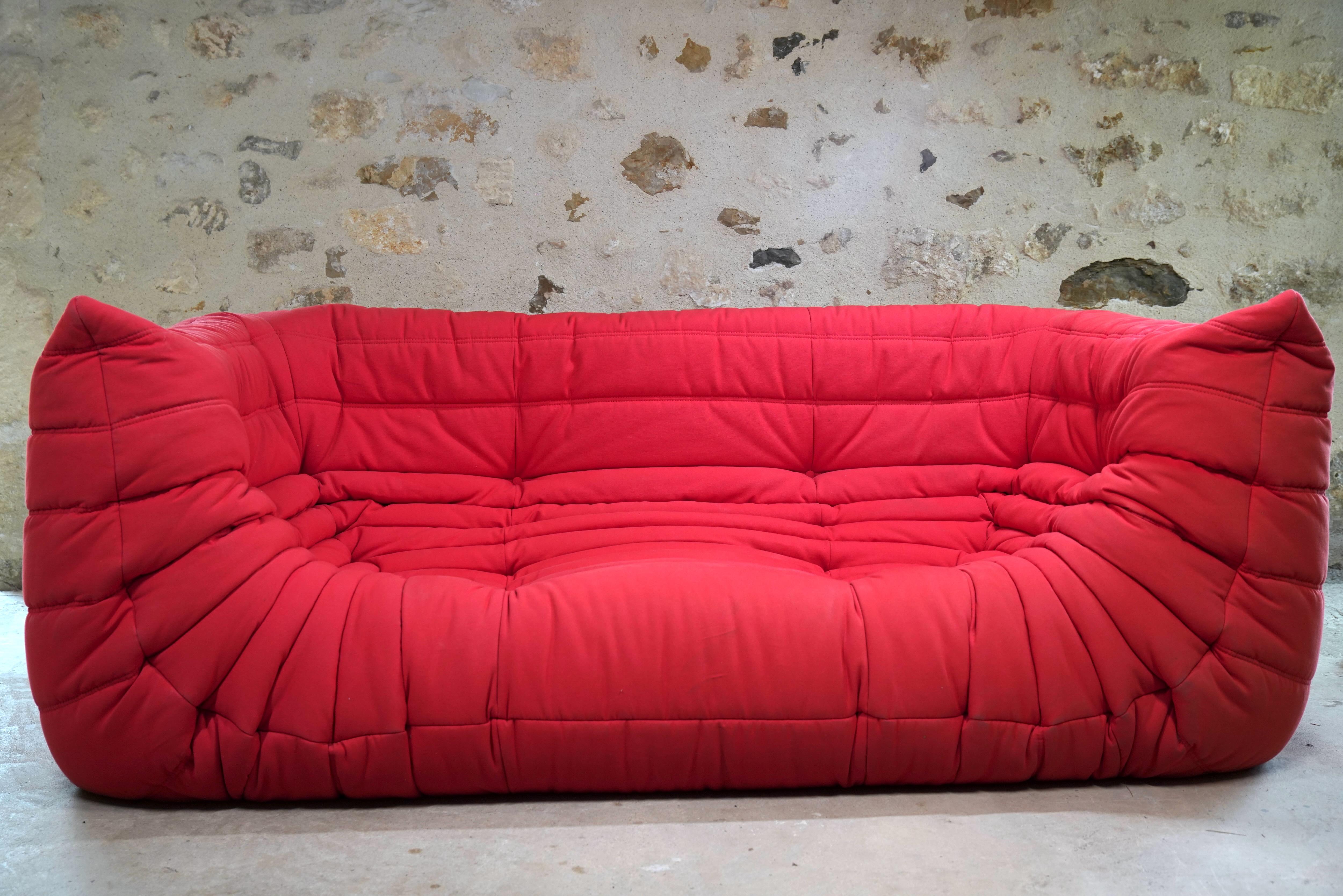 Wunderschönes dreisitziges rotes Alcantara-Sofa Togo, entworfen von Michel Ducaroy für Ligne Roset aus dem Jahr 2006.

Der Designer Michel Ducaroy ließ sich für das Design des Togo von einer Aluminium-Zahnpastatube inspirieren, die sich wie ein