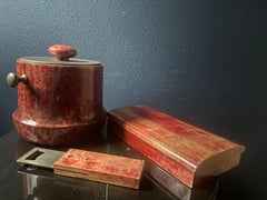 Set di accessori da bar rosso di Aldo Tura: Raffreddatore di ghiaccio, apribottiglie e scatola per sigari