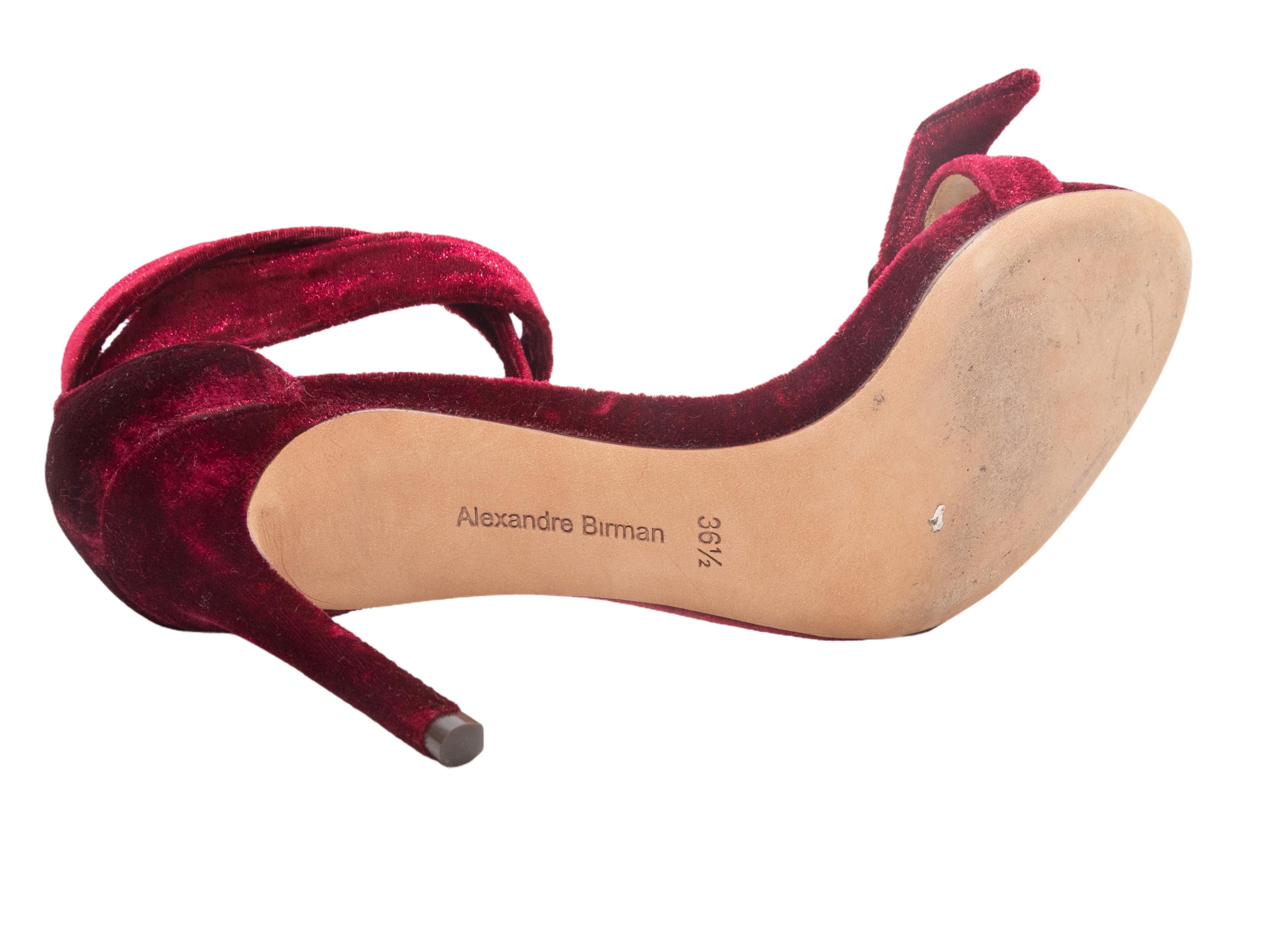 Sandalias de tacón atadas al tobillo de terciopelo rojo de Alexandre Birman. Tacón de 10 cm de altura.

Talla del diseñador: 36,5
Talla recomendada en EE.UU.: 6,5
