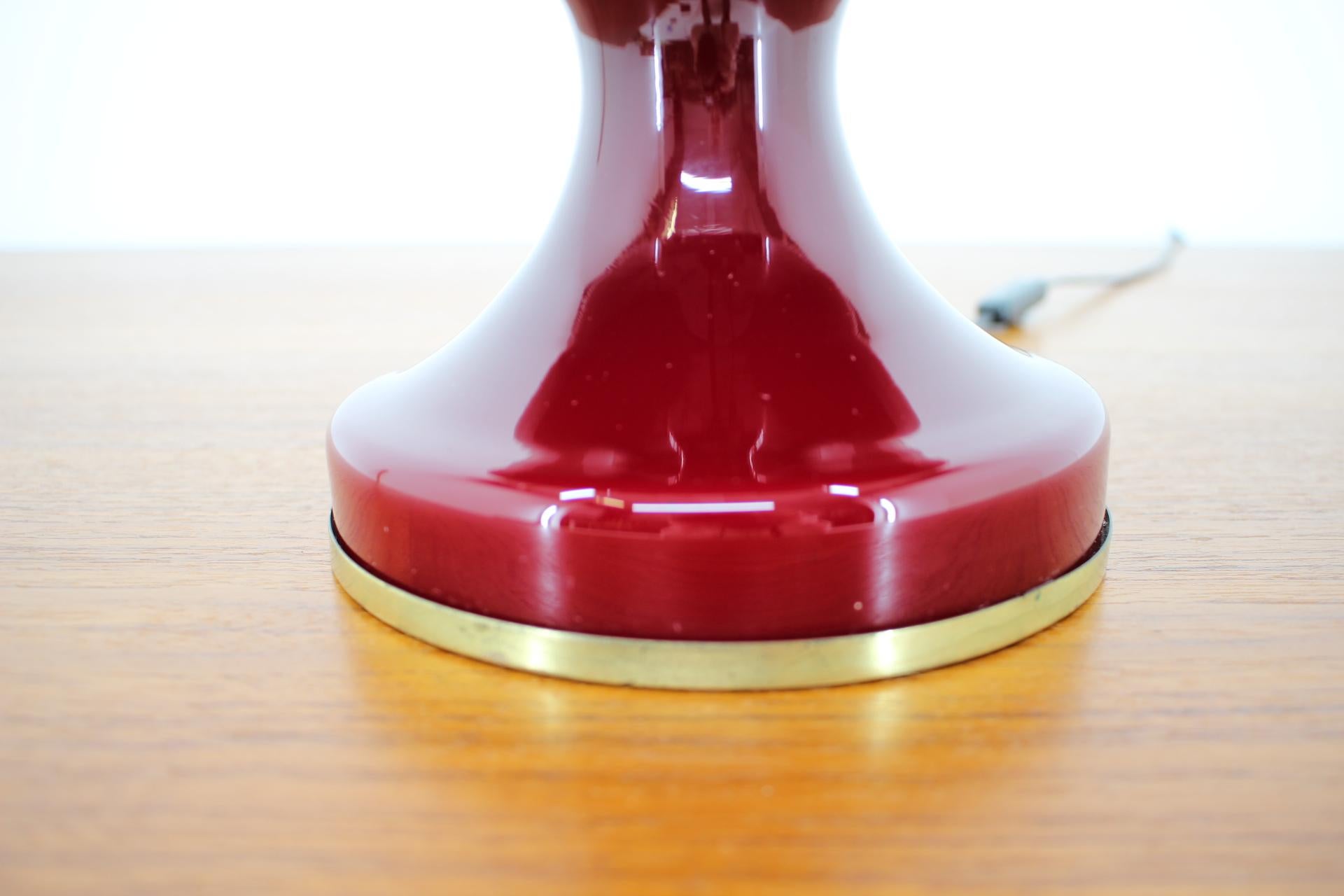 Mid-Century Modern Lampe de table en verre rouge conçue par Stefan Tabery:: années 1960 en vente