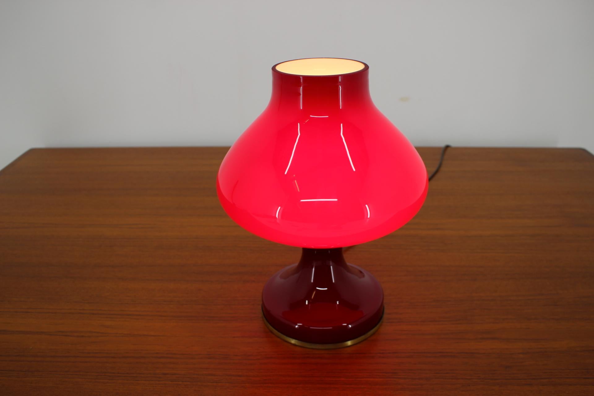 Tchèque Lampe de table en verre rouge conçue par Stefan Tabery:: années 1960 en vente