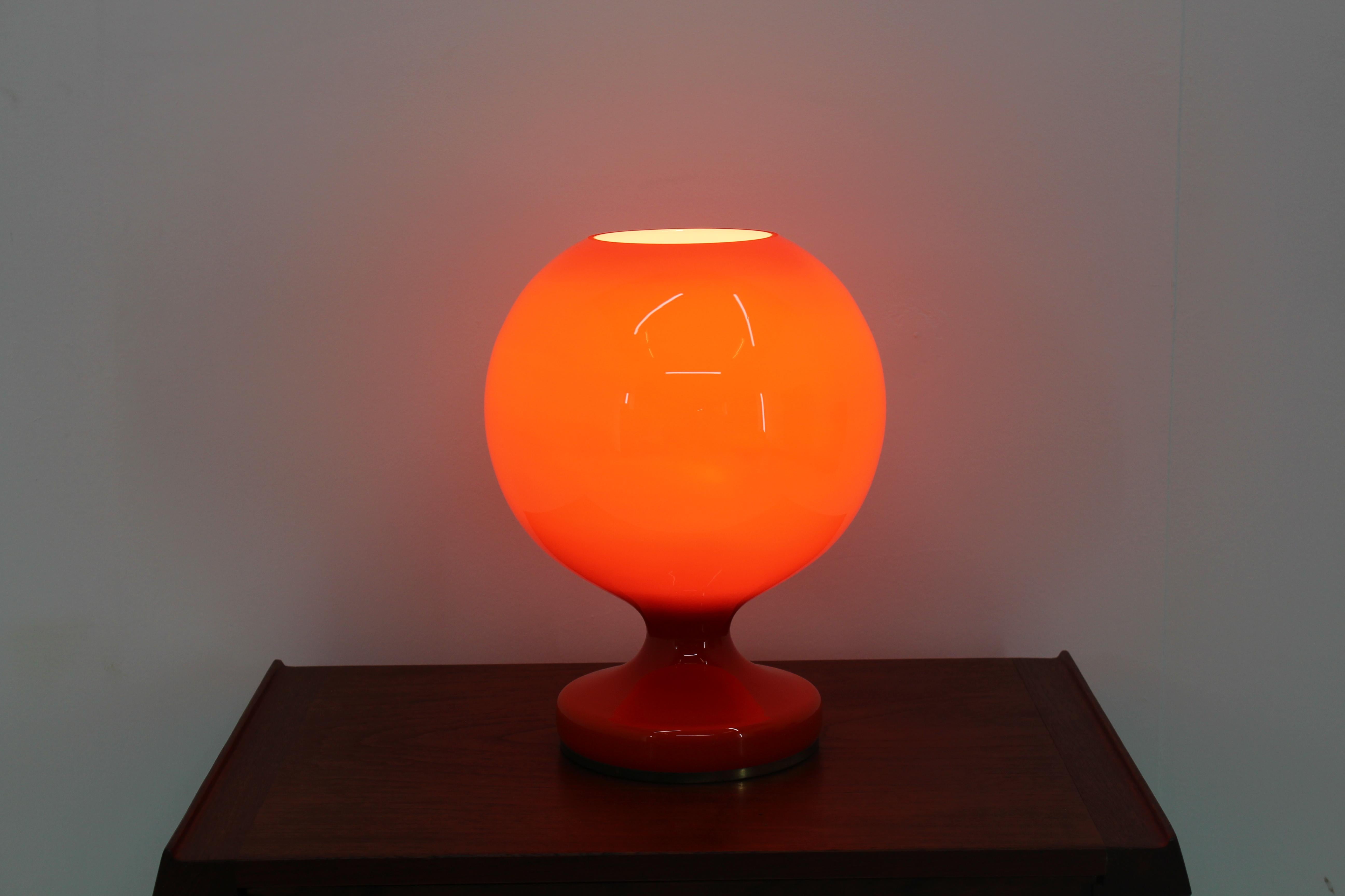 Mid-Century Modern Lampe de bureau rouge conçue par Stefan Tabery, années 1960 en vente