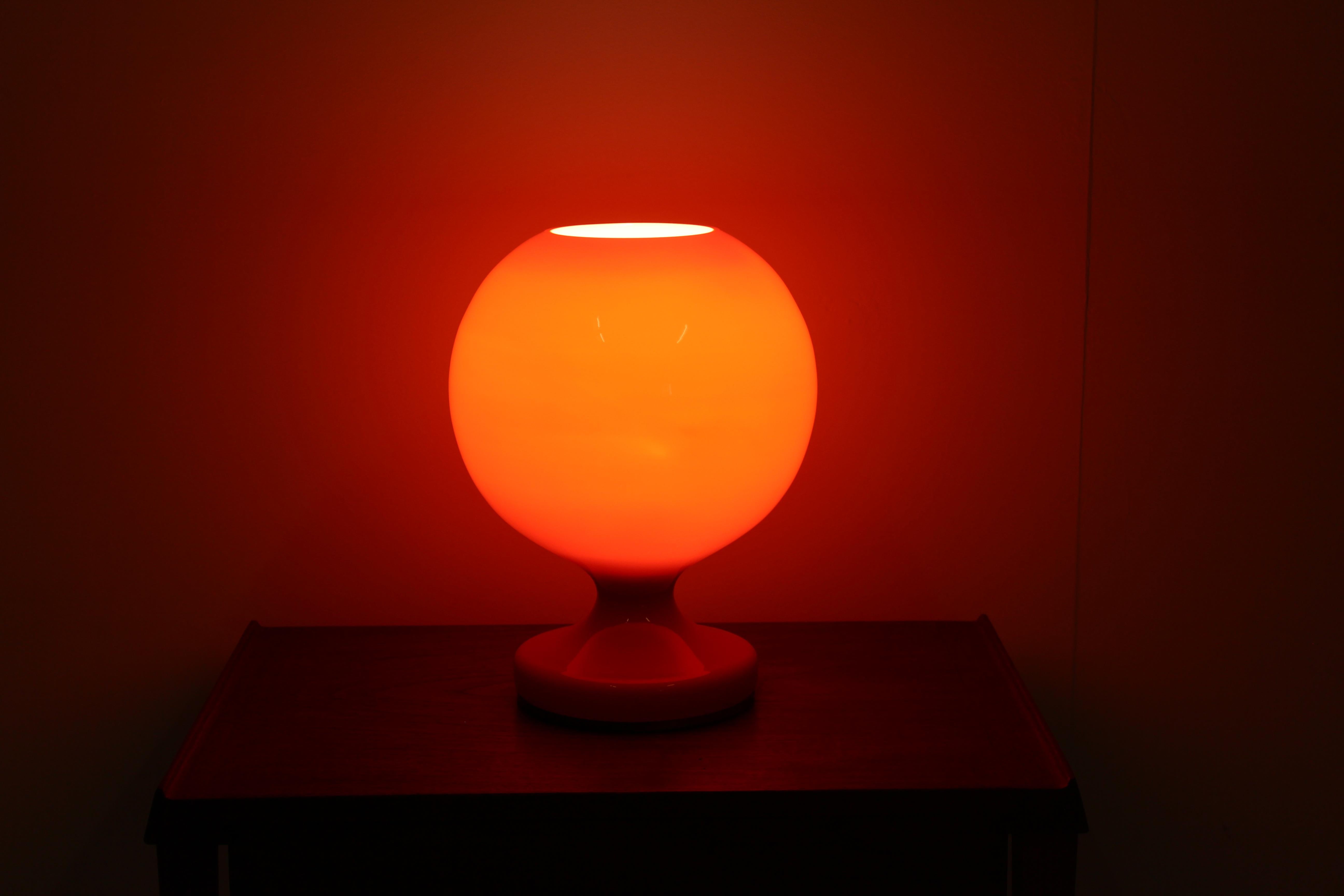 Tchèque Lampe de bureau rouge conçue par Stefan Tabery, années 1960 en vente