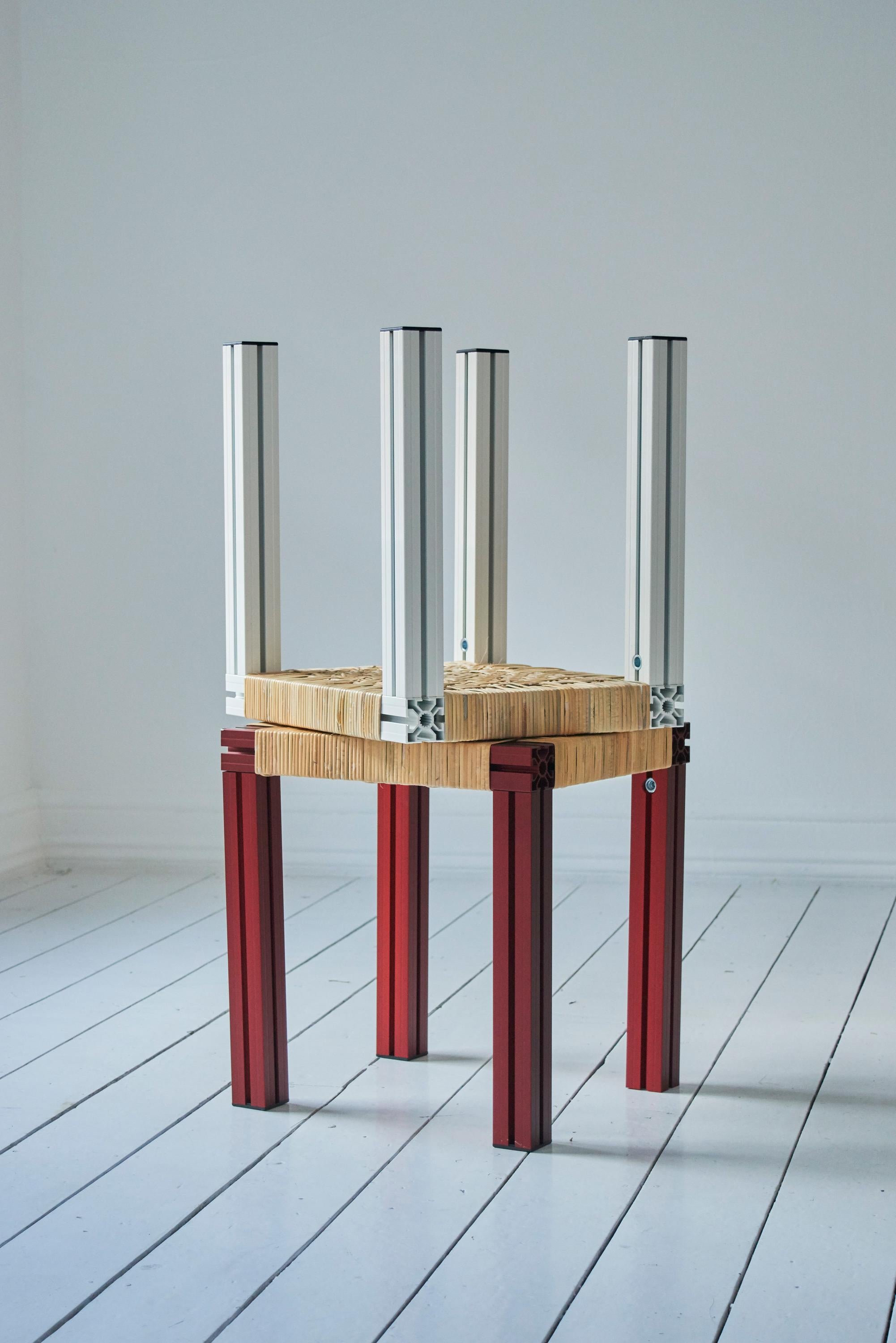 Hocker aus rotem Aluminium mit Reel Binsensitz aus der Kollektion Anodised Wicker im Angebot 4