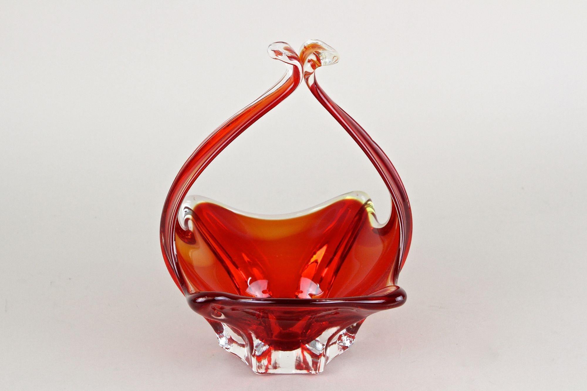 Korb/Schale aus rotem/bernsteinfarbenem Murano-Glas mit Griffen, Italien um 1960 im Angebot 2
