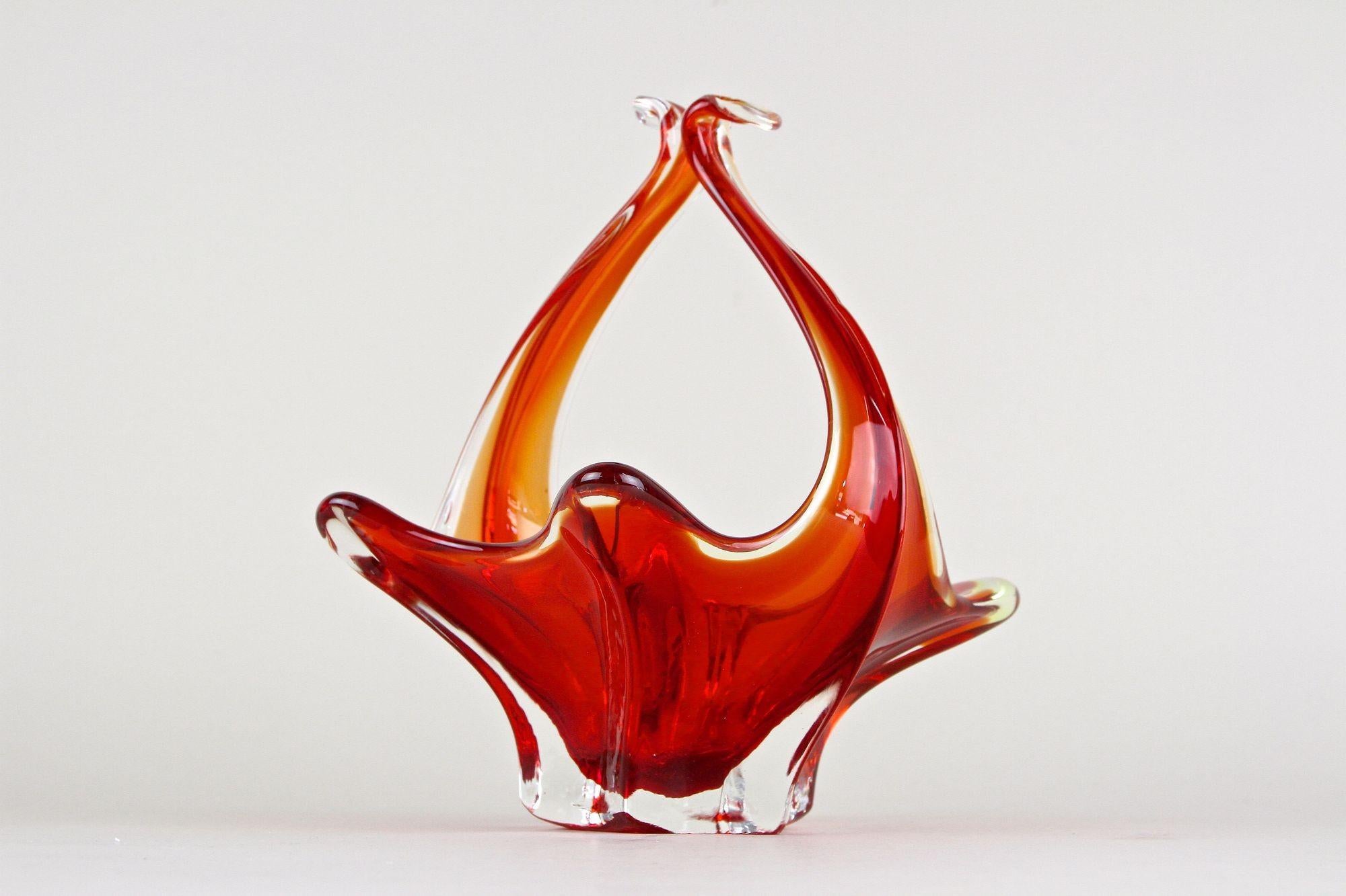 Korb/Schale aus rotem/bernsteinfarbenem Murano-Glas mit Griffen, Italien um 1960 im Angebot 3