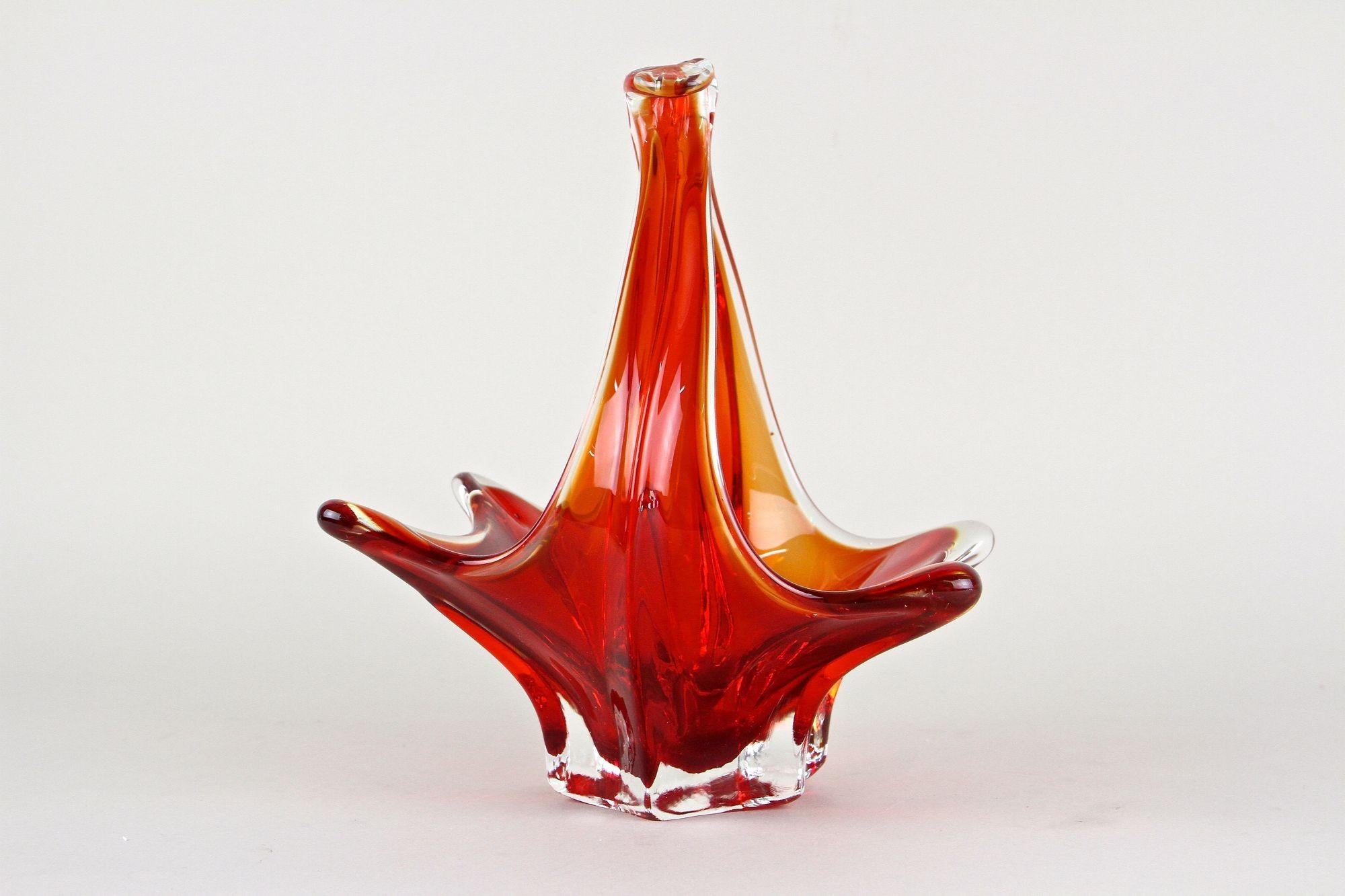 Korb/Schale aus rotem/bernsteinfarbenem Murano-Glas mit Griffen, Italien um 1960 im Angebot 4
