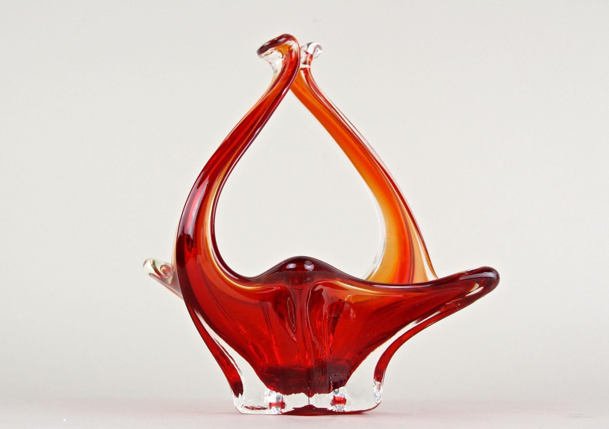 Korb/Schale aus rotem/bernsteinfarbenem Murano-Glas mit Griffen, Italien um 1960 im Angebot 6