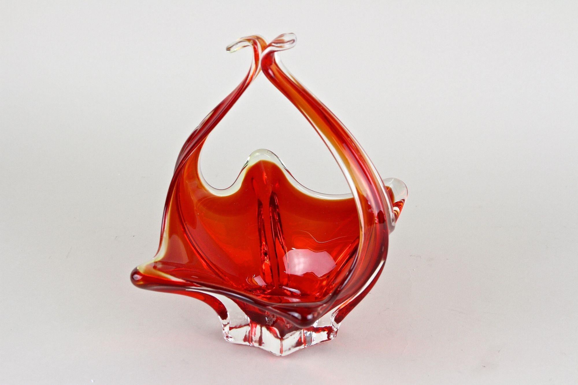 Korb/Schale aus rotem/bernsteinfarbenem Murano-Glas mit Griffen, Italien um 1960 im Angebot 7