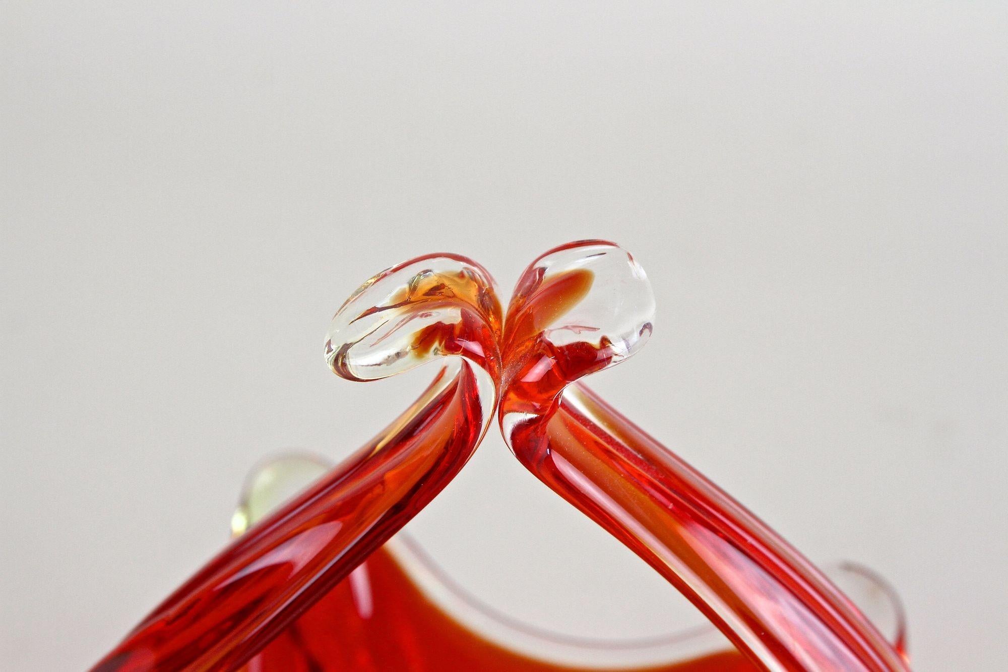 Korb/Schale aus rotem/bernsteinfarbenem Murano-Glas mit Griffen, Italien um 1960 im Angebot 9