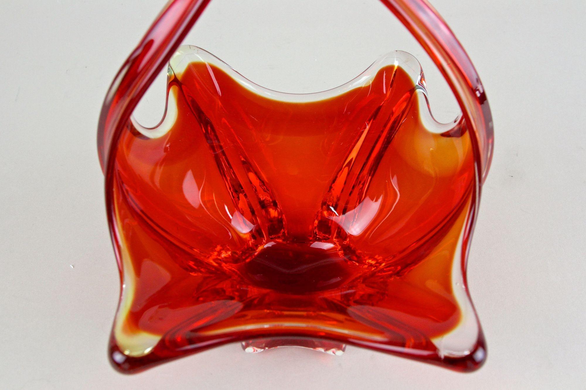 Korb/Schale aus rotem/bernsteinfarbenem Murano-Glas mit Griffen, Italien um 1960 im Angebot 10