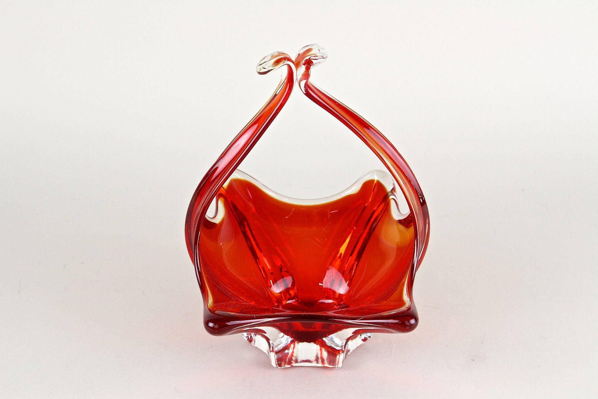 Aufwendig handgefertigter Murano-Glaskorb/Schale aus der Mitte des Jahrhunderts aus den Werkstätten von Murano Sommerso in Italien. In einem fantastisch aussehenden, intensiven Rot gefärbt, beeindruckt dieser außergewöhnlich geformte Korb/Schale mit